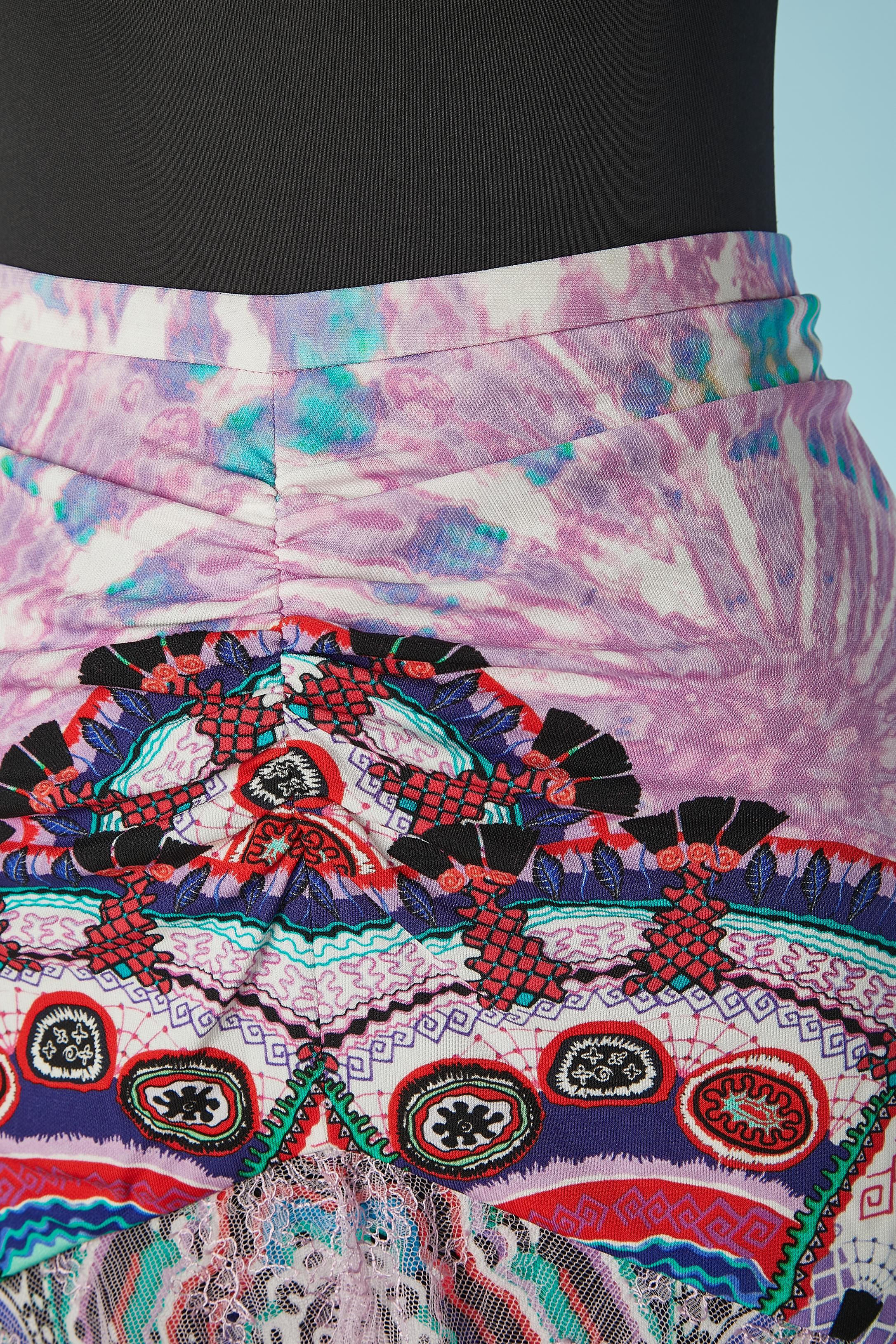 Gonna lunga in rayon stampato con volant in pizzo. Composizione del pizzo: 65% nylon, 35% rayon. Fodera (solo nella parte superiore della gonna) composizione: 100% rayon.
Chiusura con zip e gancio sul lato sinistro.
TAGLIA 38 (Fr) M 