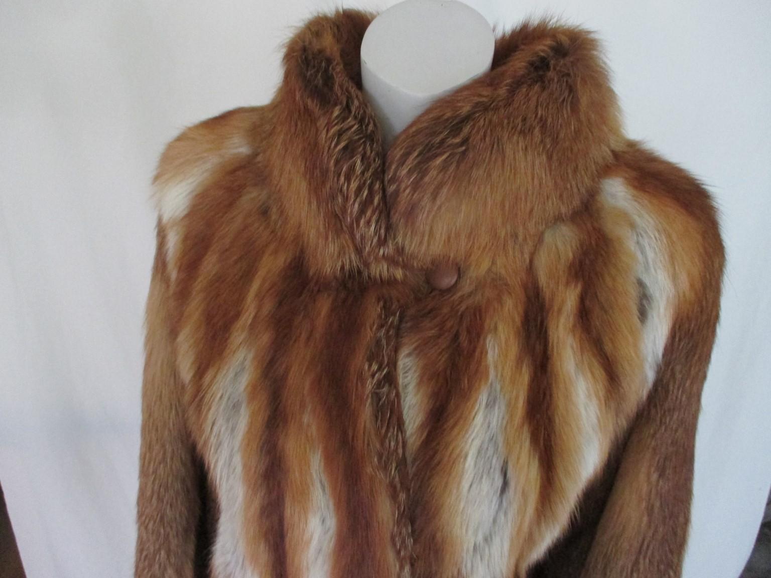 Beautiful vintage soft red fox fur coat

We offer more exclusive fur coats, view our fronstore

Details:
with 2 pockets, 1 leather button at collar and 4 closing hooks.
Fully lined with flowers
Can be worn by men or women.
Size is about medium to