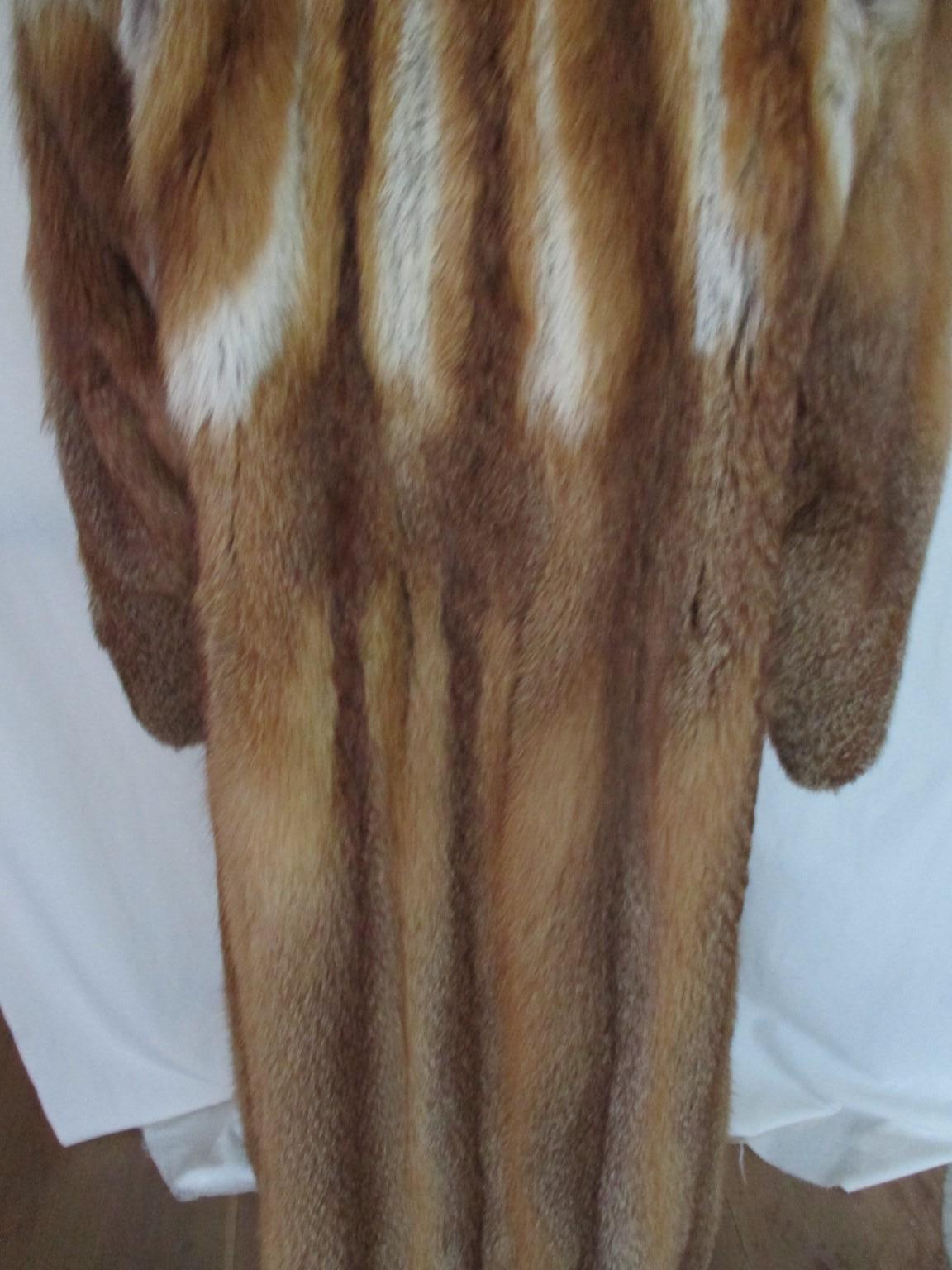 Manteau long en fourrure de renard rouge en vente 2