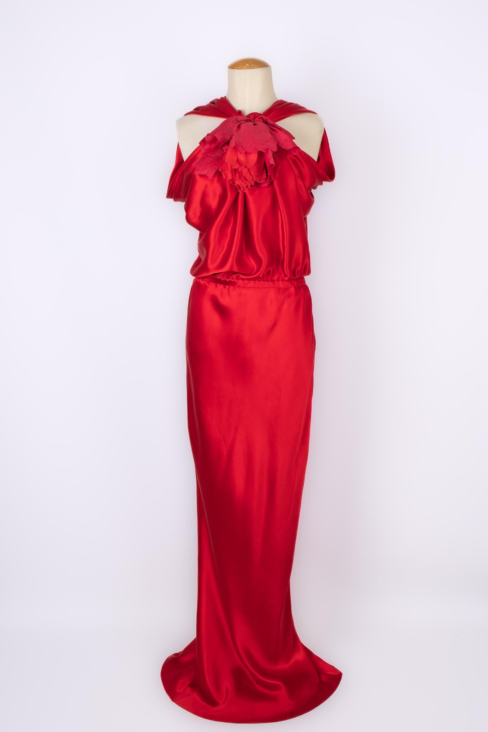 LANVIN - (Made in France) Long red evening satin dress decorated with a flower. Size and composition labels missing, it fits a 38FR.

Condition:
Good condition

Dimensions:
Waist : 35 cm - Length : 170 cm

SKU:VR356