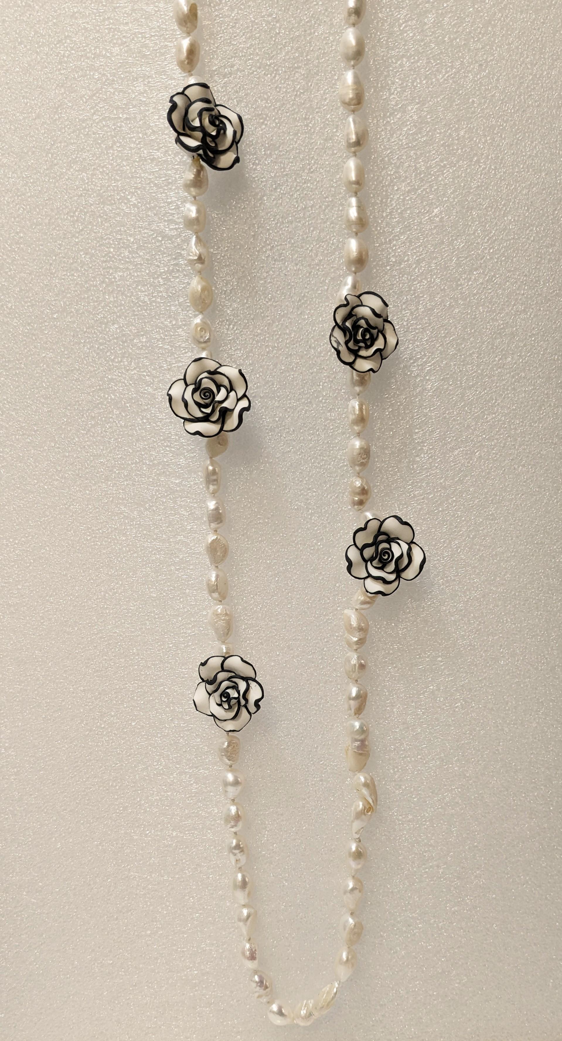  Long River Pearl Necklace with Chanel-type Resin Flowers.
All in matte gold bath.

Length  106 cm (41,73 inches)
Weight  130 GRAMS
.



Pradera Fashion Division  is specialized in European Fashion designers, clothing, handbags, accessories and as