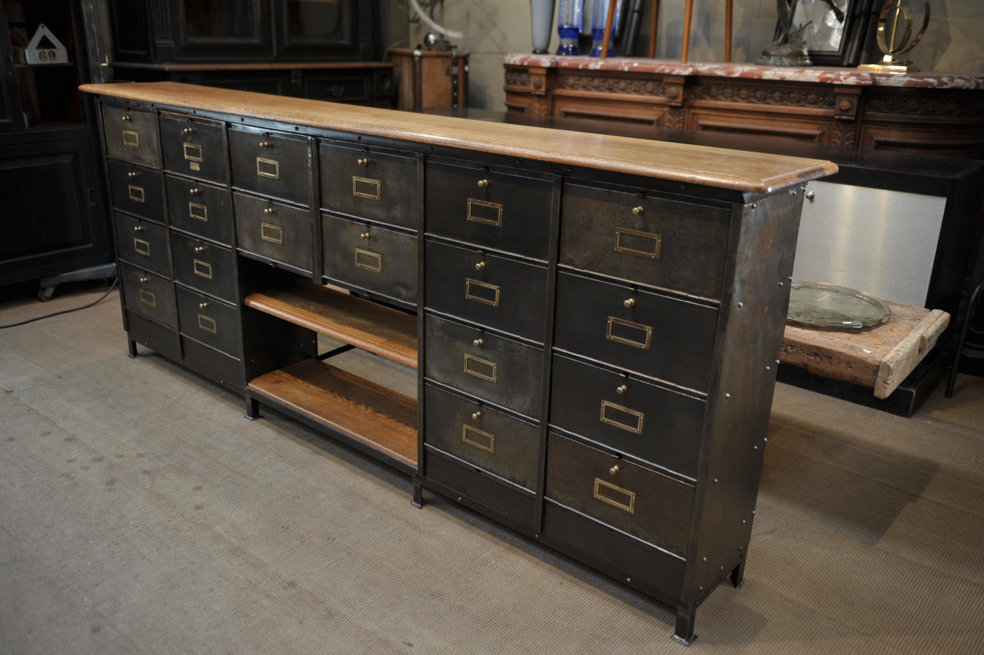 Long Ronéo 20 Capets doors circa 1950, solid oak top and shelves all hand polished finish, brass 