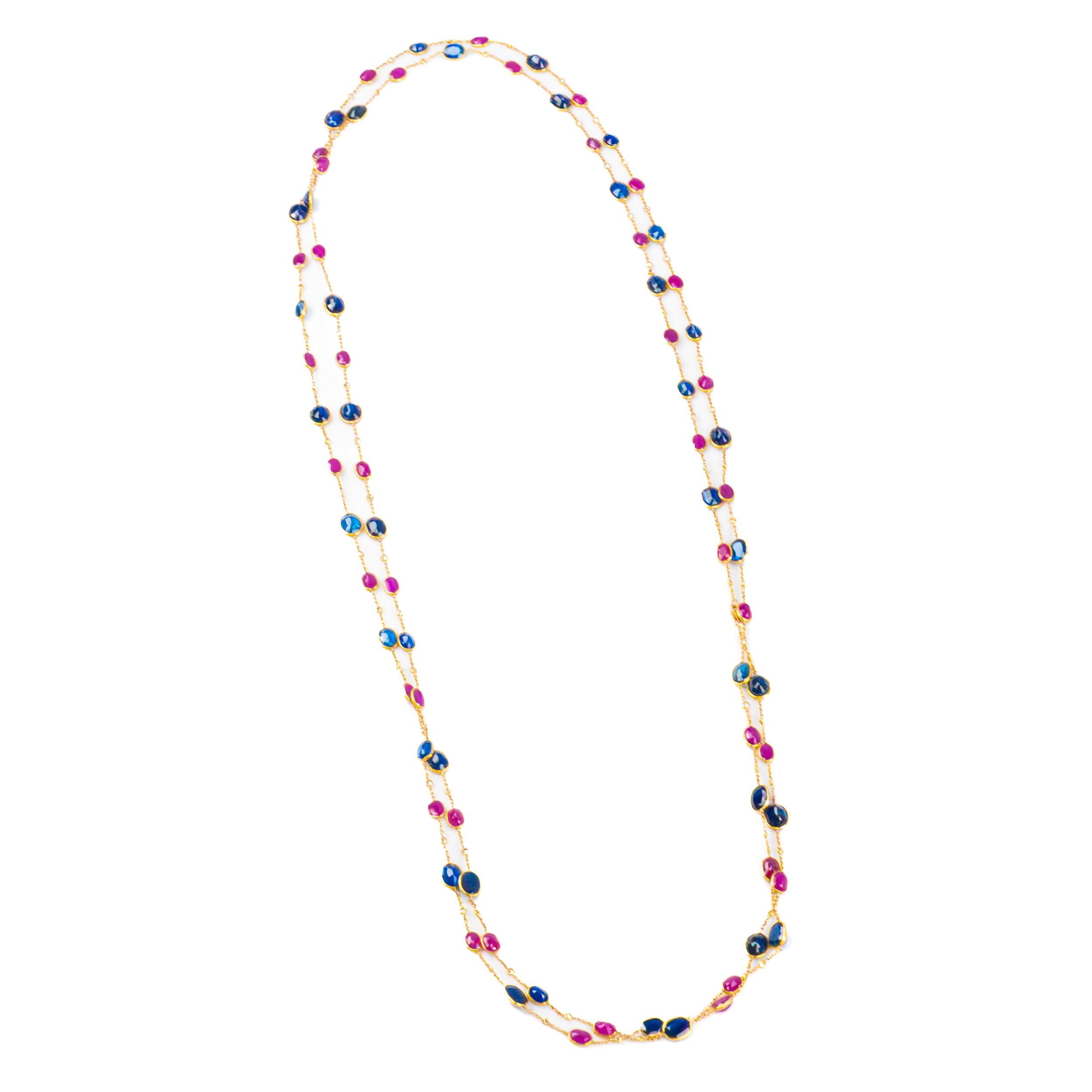 Collar largo de rubíes, zafiros y diamantes por metros

Este vibrante collar de 42 pulgadas presenta una juguetona mezcla de zafiros y rubíes de talla ovalada en profundos tonos azules y rosas intensos, acentuados por diamantes redondos dispersos.
