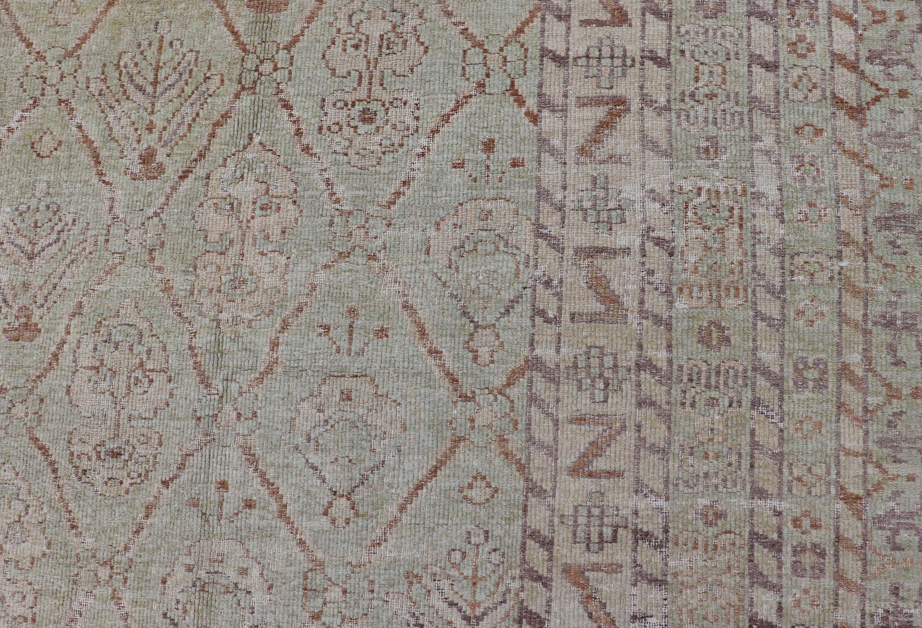 Tappeto lungo Vintage Distressed Amritsar in verde salvia e marrone cognac in vendita 6