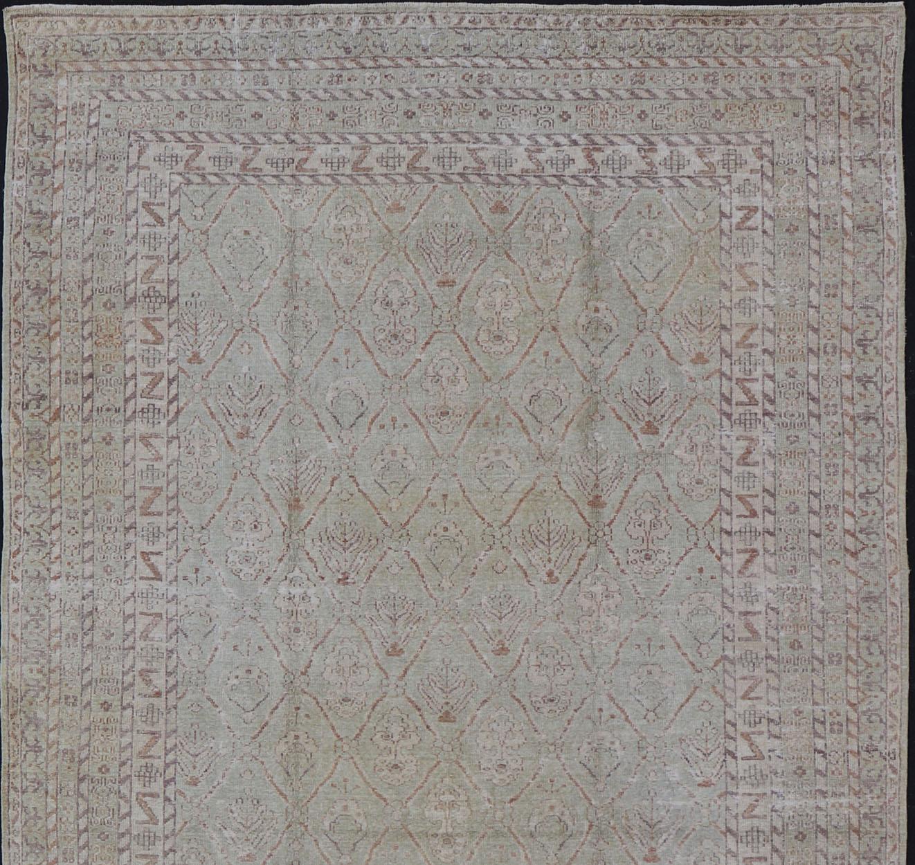 Questo pezzo unico e affilato presenta molti disegni, a partire dai motivi a foglia, racchiusi nei diamanti geometrici, fino ai livelli apparentemente infiniti di bordi e bande, ognuno dei quali mostra il proprio disegno individuale. Con colori