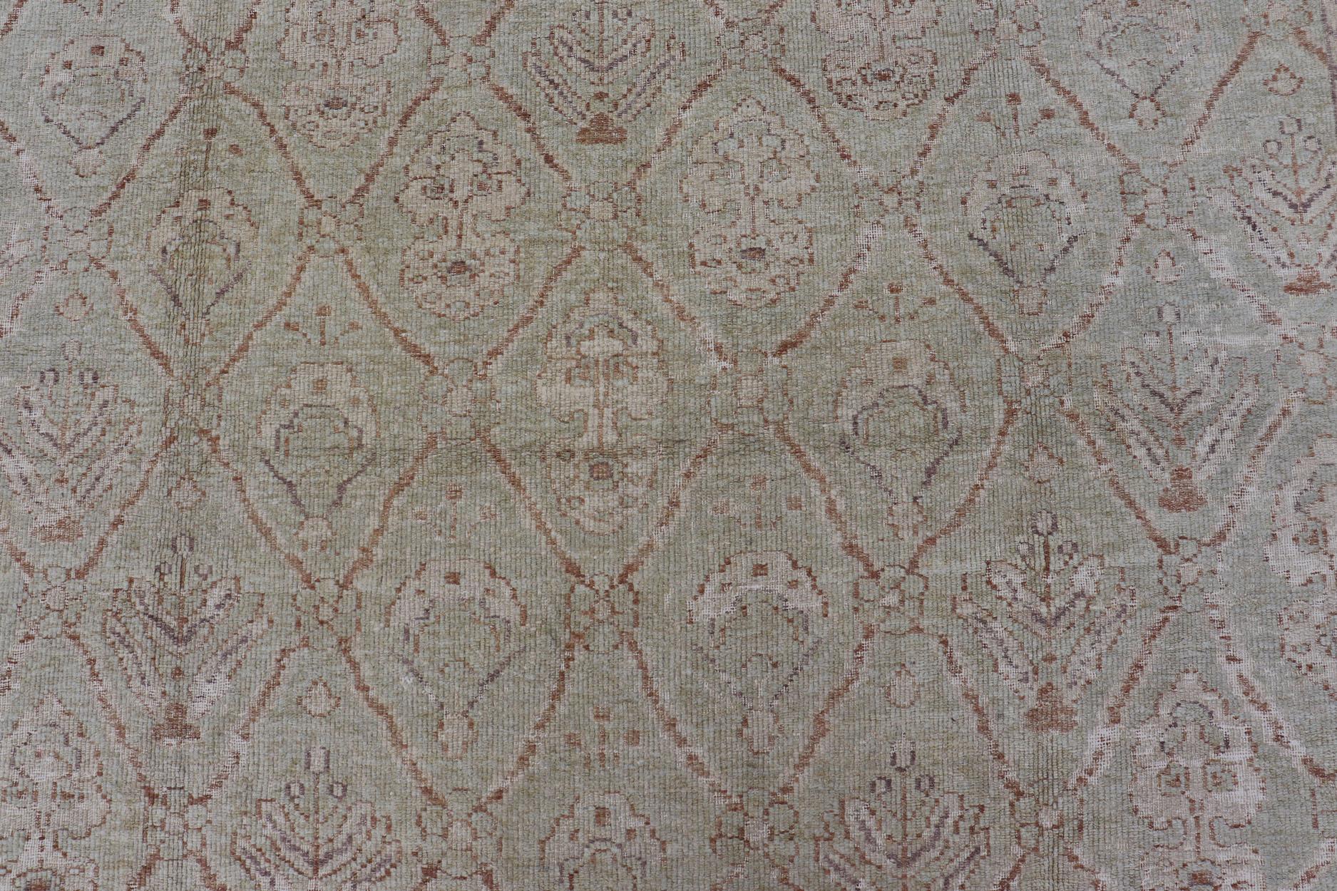 Lana Tappeto lungo Vintage Distressed Amritsar in verde salvia e marrone cognac in vendita