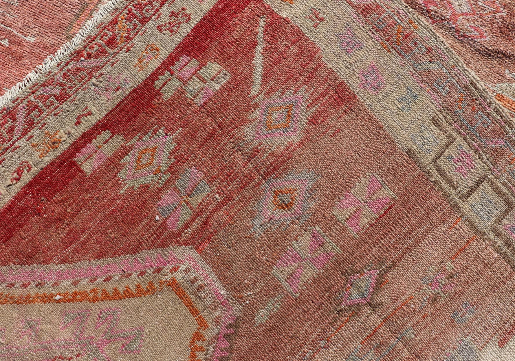 Tappeto lungo, Tappeto da galleria turco vintage con disegno tribale in rosso variegato in vendita 4