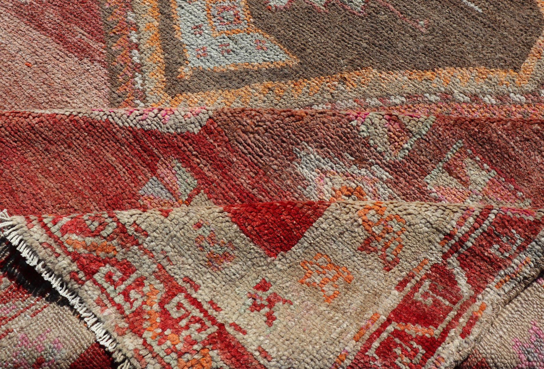Tappeto lungo, Tappeto da galleria turco vintage con disegno tribale in rosso variegato in vendita 5