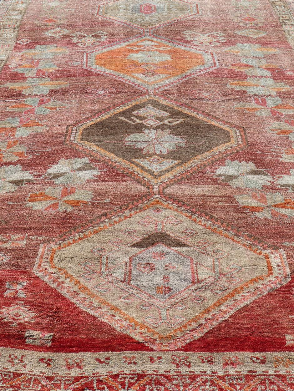 Tappeto lungo, Tappeto da galleria turco vintage con disegno tribale in rosso variegato in vendita 6