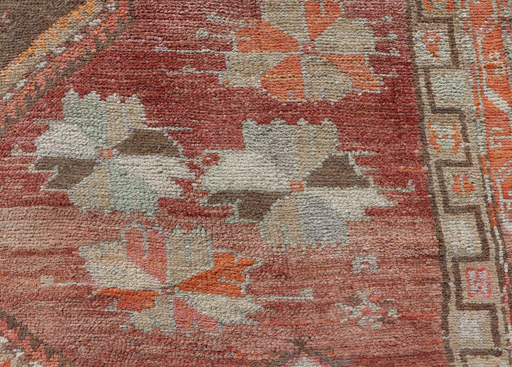Tappeto lungo, Tappeto da galleria turco vintage con disegno tribale in rosso variegato in vendita 1