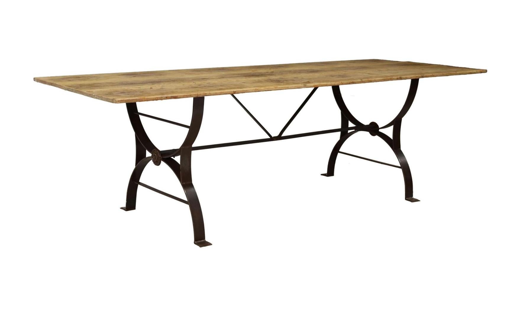 Rustique Longue table rustique en pin ciré avec base en fonte en vente