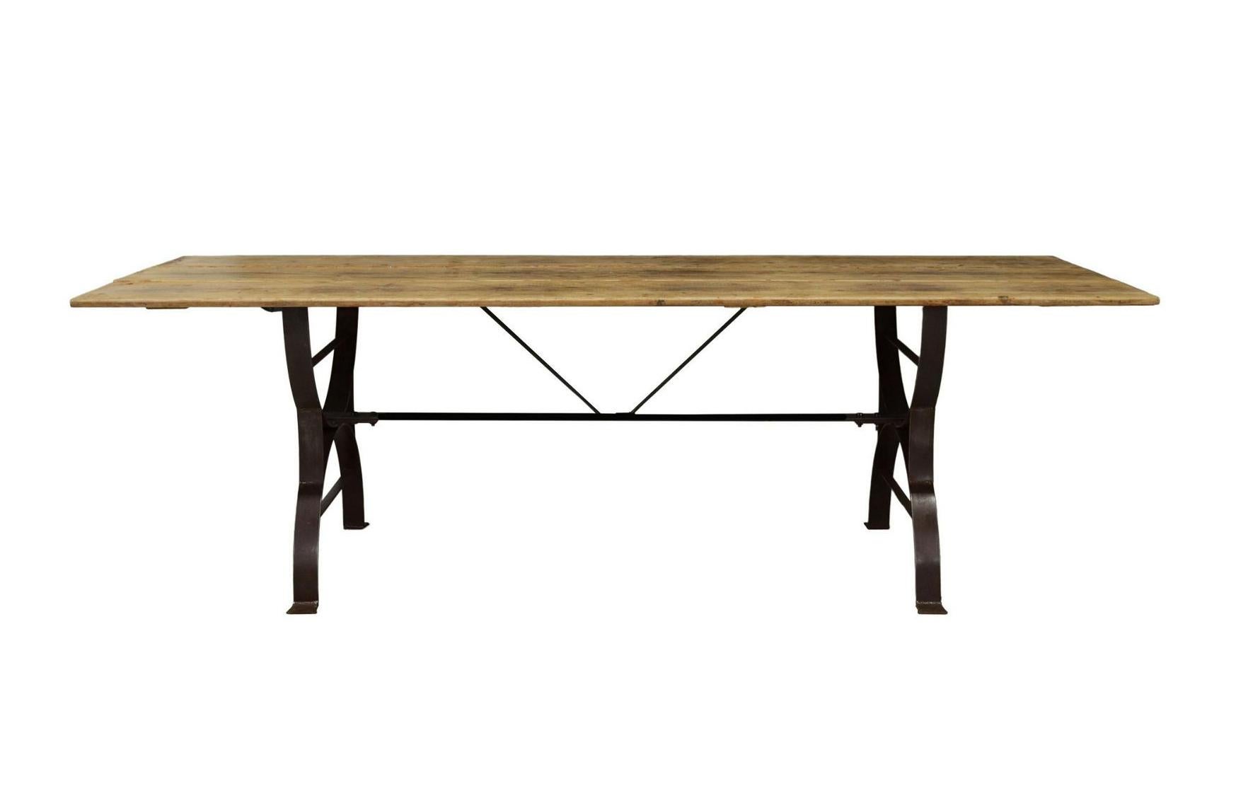 Américain Longue table rustique en pin ciré avec base en fonte en vente