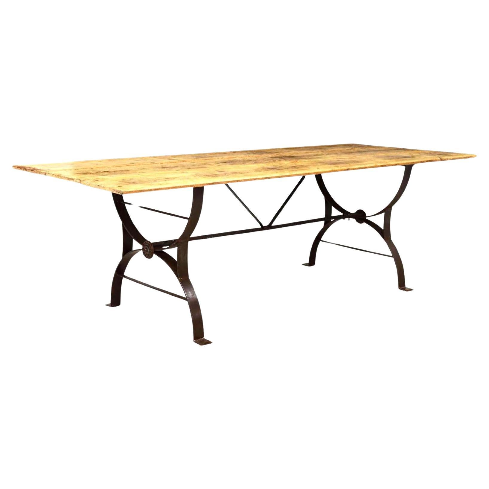 Longue table rustique en pin ciré avec base en fonte en vente