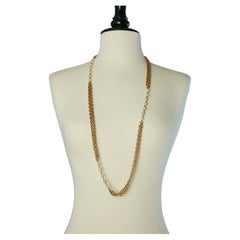 sautoir long composé de deux rangées de chaînes et d'une rangée de perles Chanel vers 1970