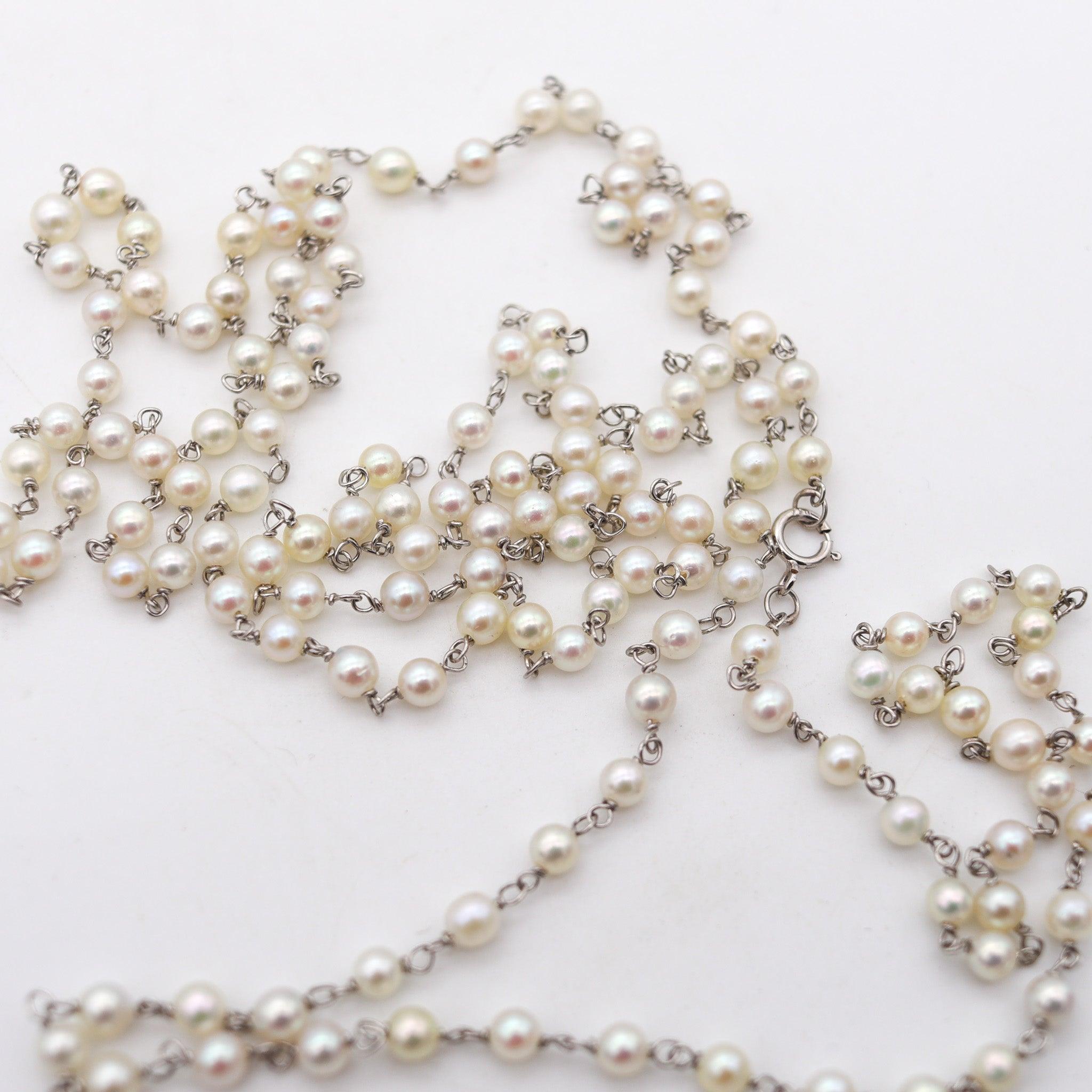 LONG SAUTOIR Vintage Necklace In Platinum with Graduated White Pearls In Excellent Condition For Sale In Miami, FL