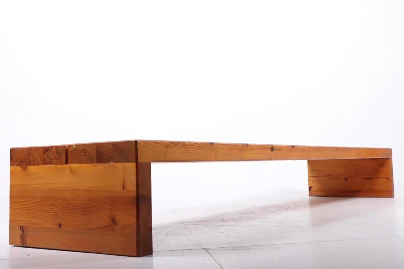Ce modèle est le banc Extra Long en pin massif conçu et fabriqué par Sven Larsson, Ca 1965 en. état d'origine.