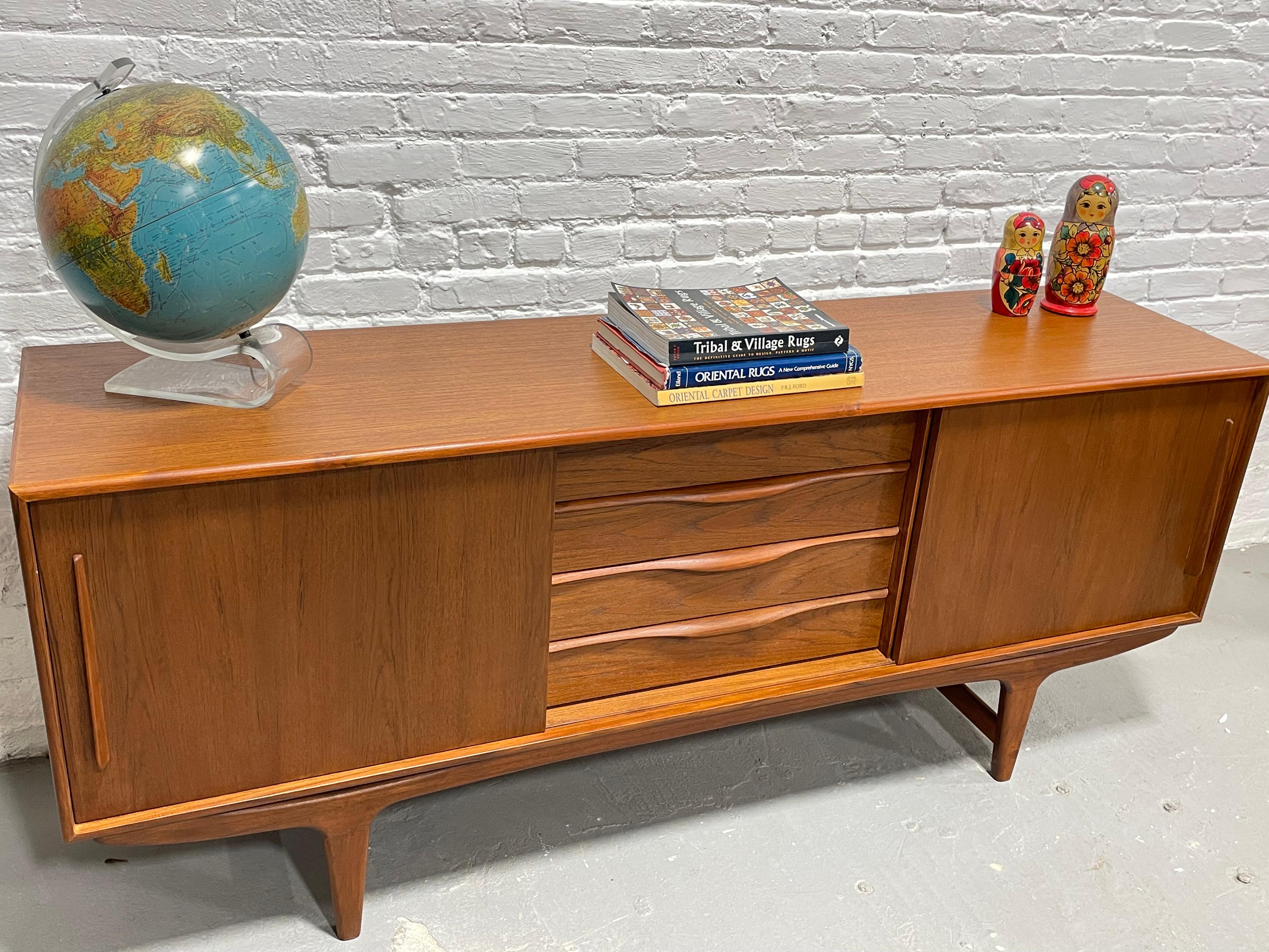 Credenza lunga scolpita in teak danese in stile metà secolo moderno in vendita 4