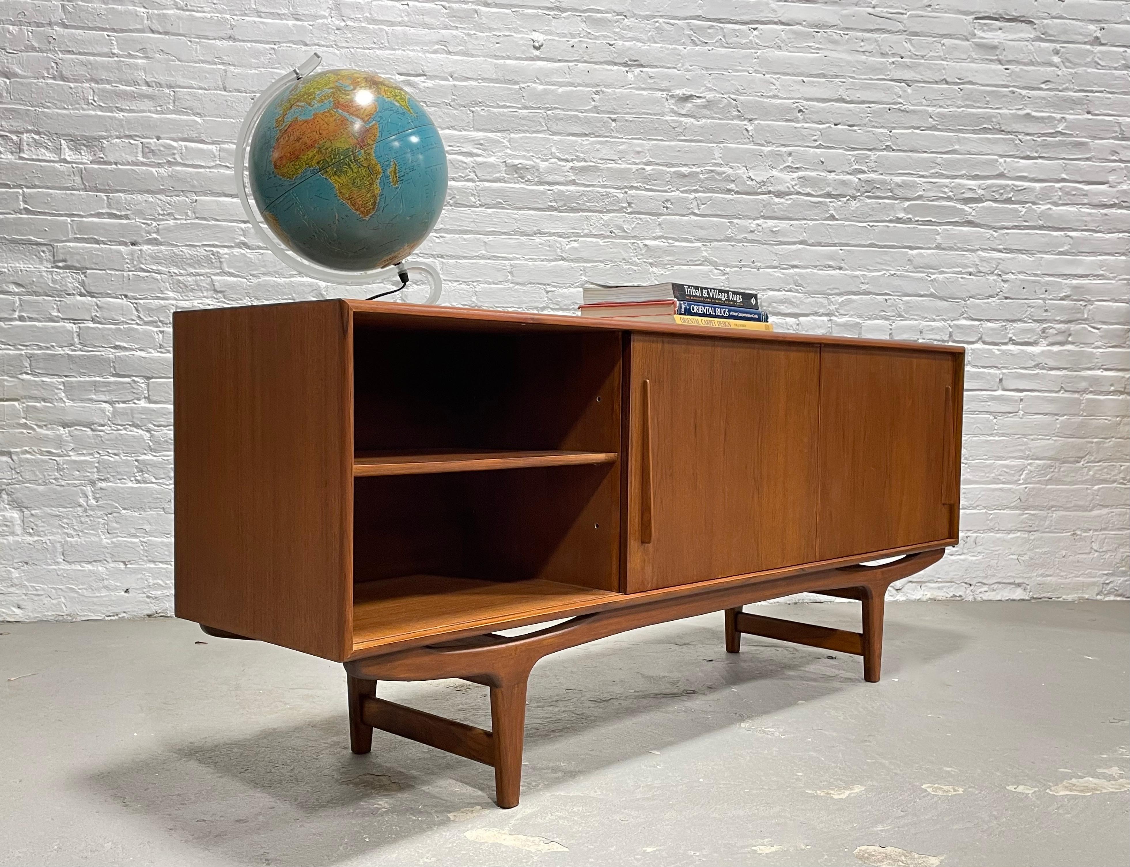 Credenza lunga scolpita in teak danese in stile metà secolo moderno in vendita 7