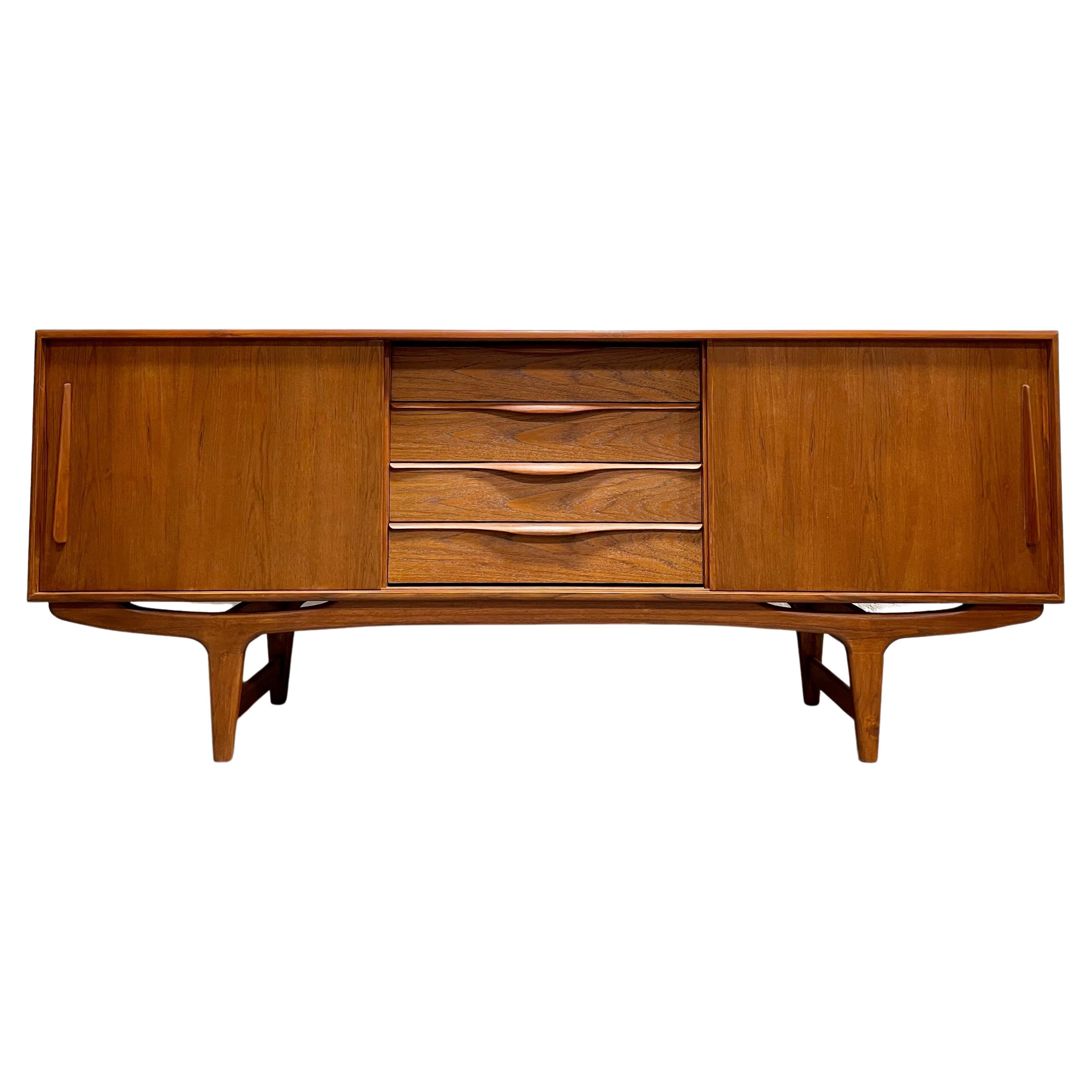 Credenza lunga scolpita in teak danese in stile metà secolo moderno