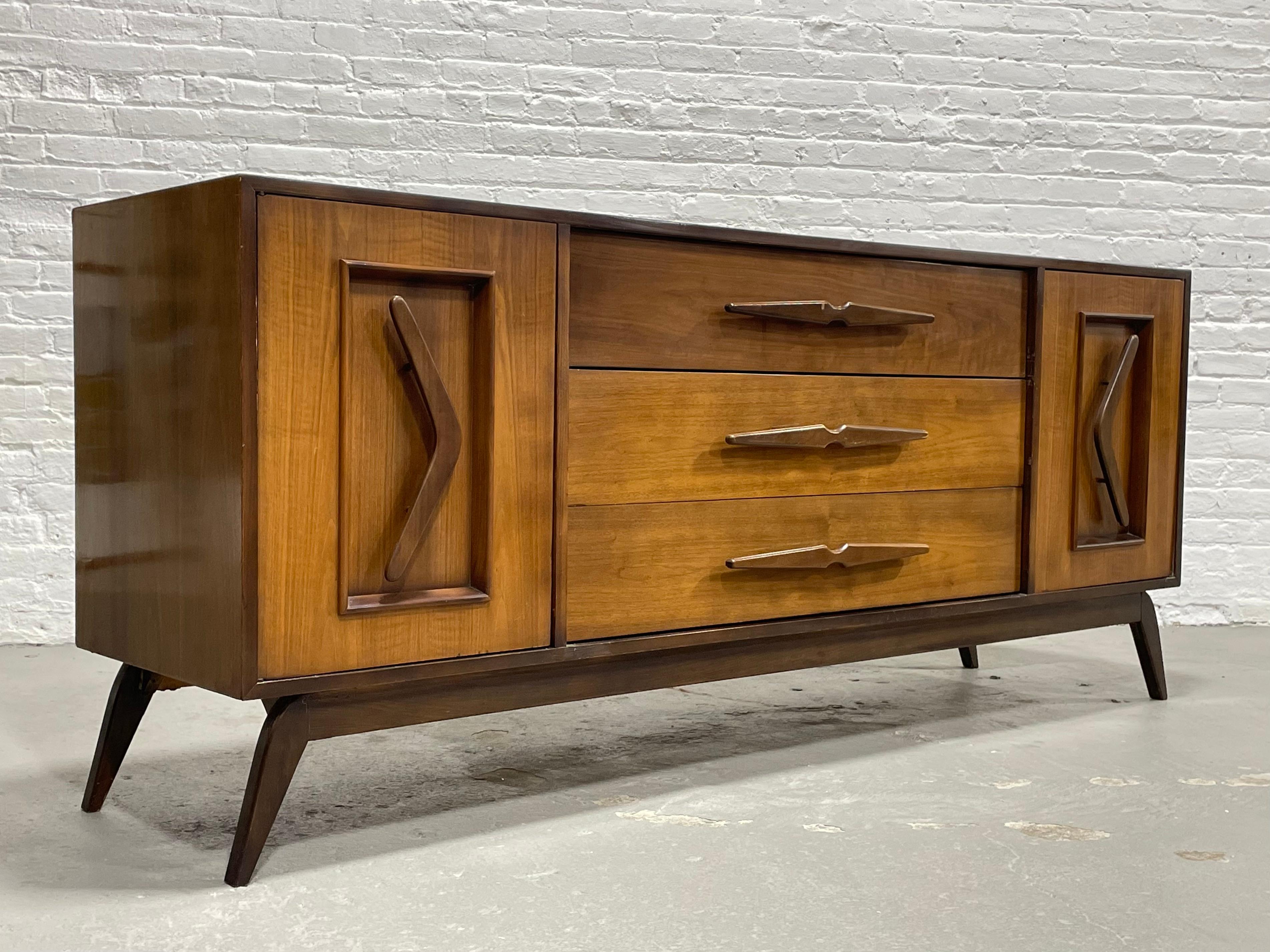 VESTIDERO / Aparador Esculpido MODERNO DE MEDIA ÉPOCA, c. 1960 en venta 2