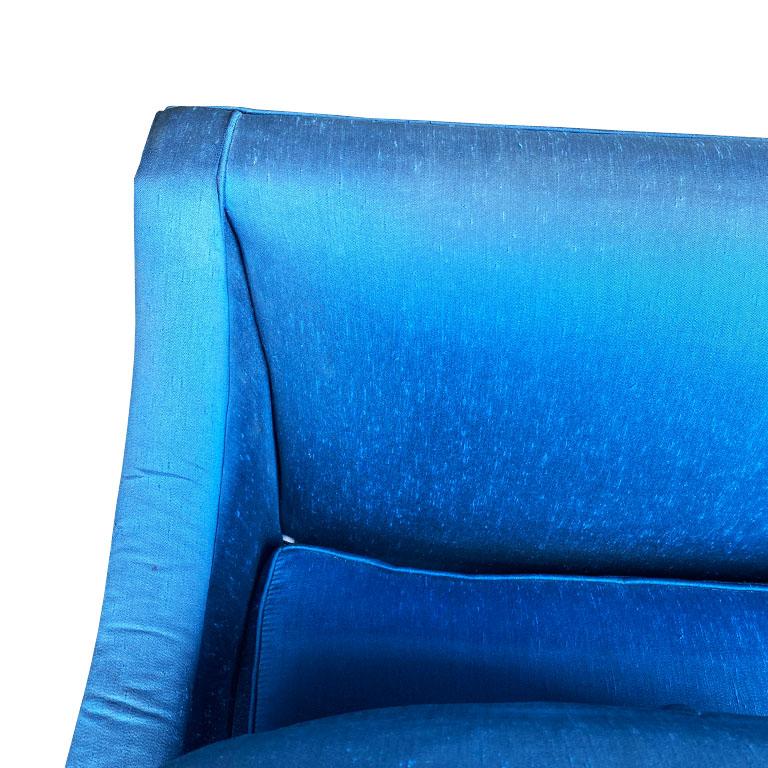 Un canapé bleu vif inspiré de la chinoiserie vintage. L'ajout parfait à n'importe quelle pièce qui fournira un grand nombre de sièges supplémentaires. Dans un tissu bleu vif et audacieux qui ressemble à de la soie shantung. Deux longs coussins en