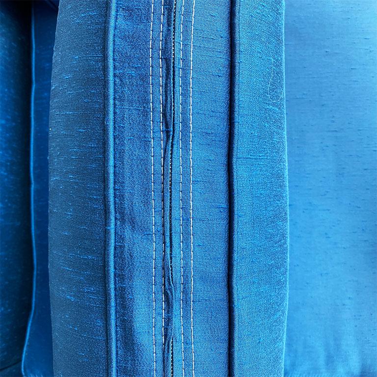 Mid-Century Modern Long canapé Shantung Chinoiserie bleu avec broderie de fleurs de Lis, sièges 4