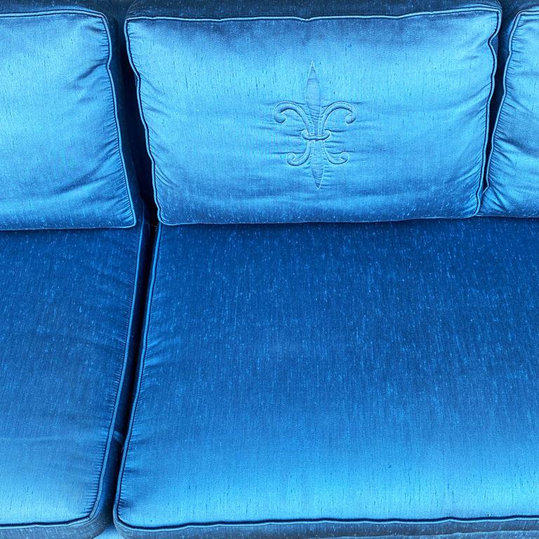 Tissu Long canapé Shantung Chinoiserie bleu avec broderie de fleurs de Lis, sièges 4