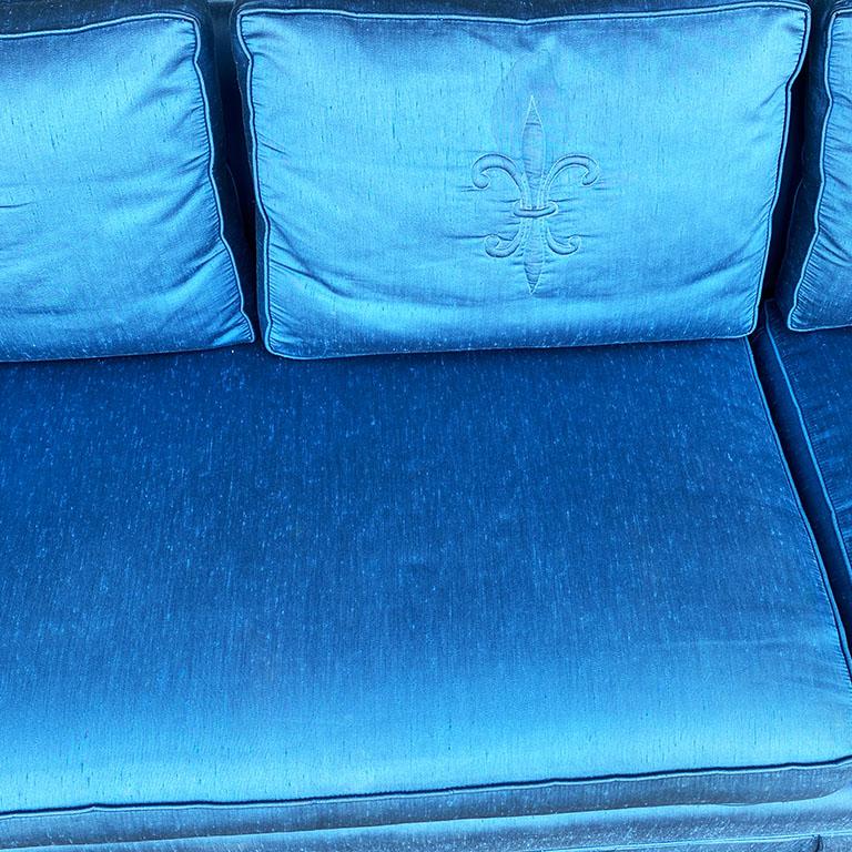Long canapé Shantung Chinoiserie bleu avec broderie de fleurs de Lis, sièges 4 1
