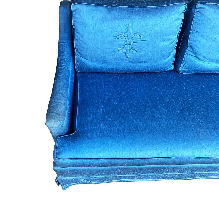 Long canapé Shantung Chinoiserie bleu avec broderie de fleurs de Lis, sièges 4 2