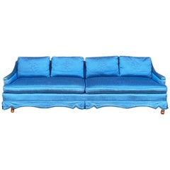 Long canapé Shantung Chinoiserie bleu avec broderie de fleurs de Lis, sièges 4