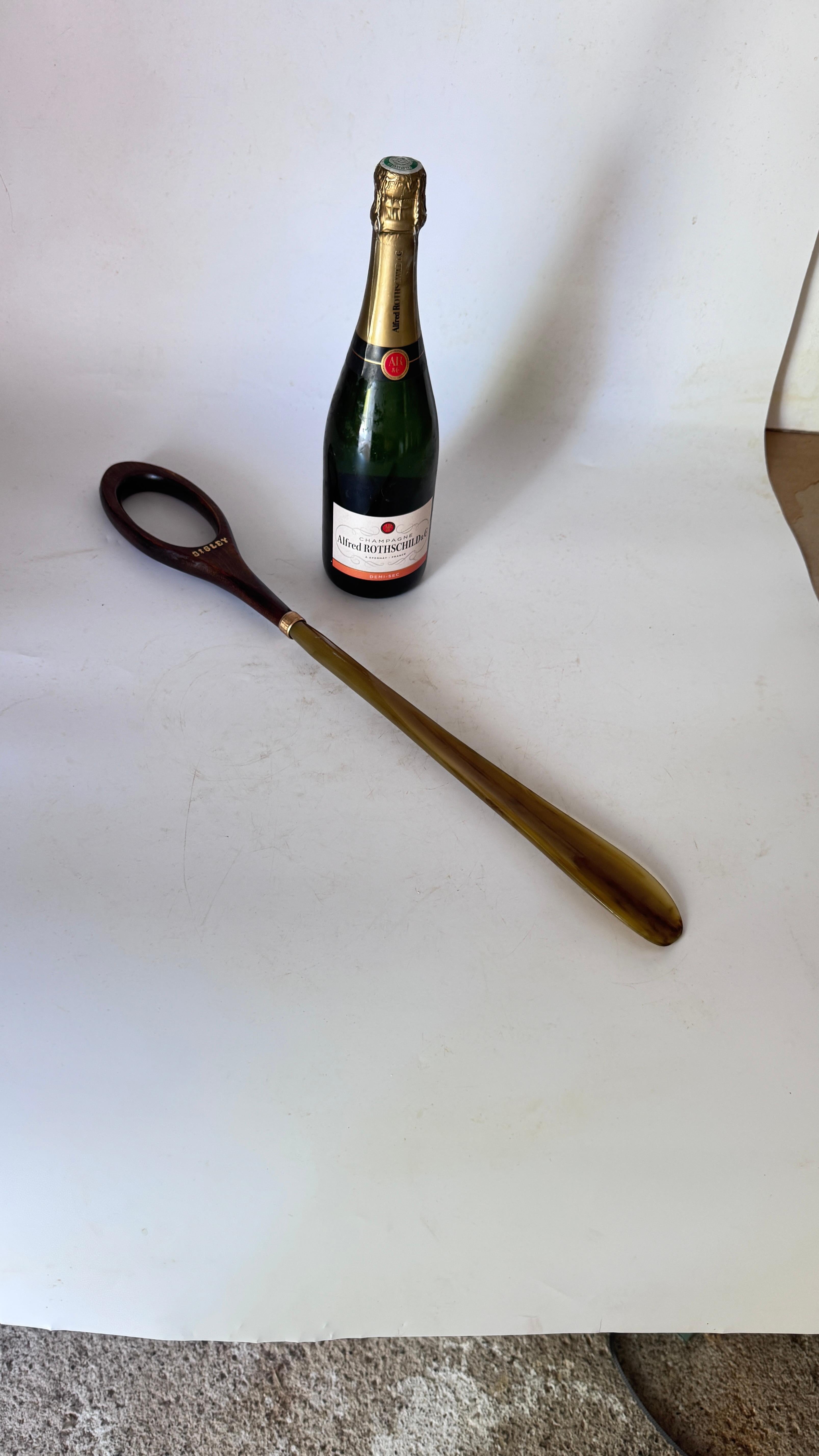 Langer Schuhlöffel aus Holz und Horn - französisches Handwerk - 1970er Jahre

Beschreibung:
Dies ist ein luxuriöser langer Schuhlöffel, der in den 1970er Jahren in Frankreich hergestellt wurde und poliertes Holz mit natürlichem Horn kombiniert. Er