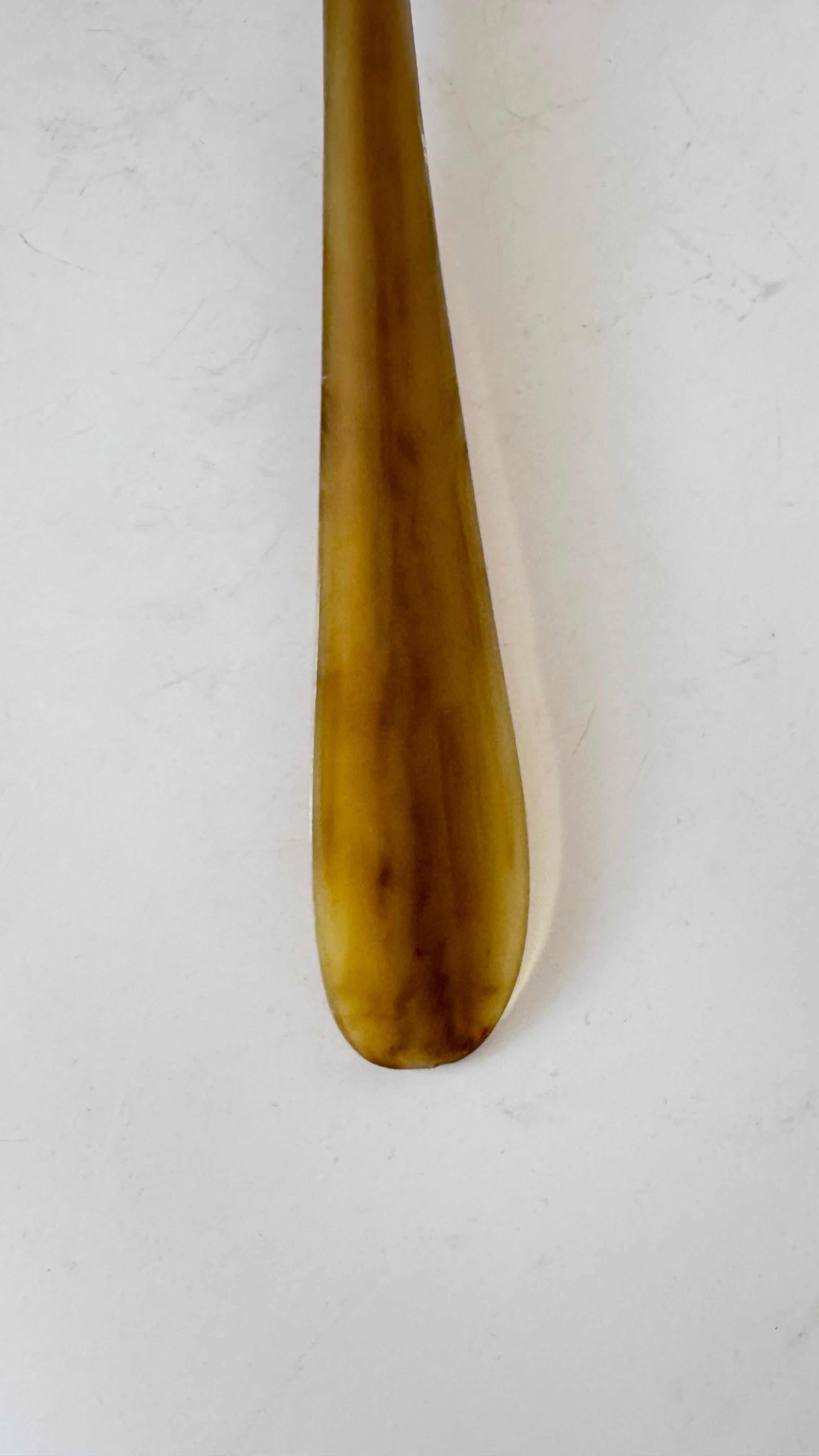 Langer Schuhlöffel aus Holz und Horn - französisches Handwerk - 1970er Jahre im Angebot 3