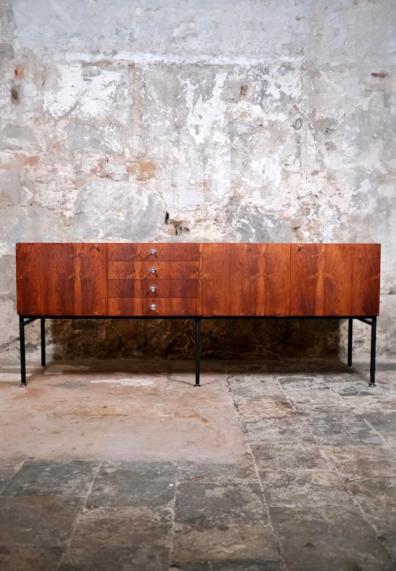 Wunderschönes Sideboard 816 von Alain Richard für Meubles TV, hergestellt in Frankreich, 1960.
Dieses elegante Sideboard greift die Codes des Art Déco durch eine moderne, funktionalistische Brille auf. Es wurde in den späten 1950er Jahren entworfen,