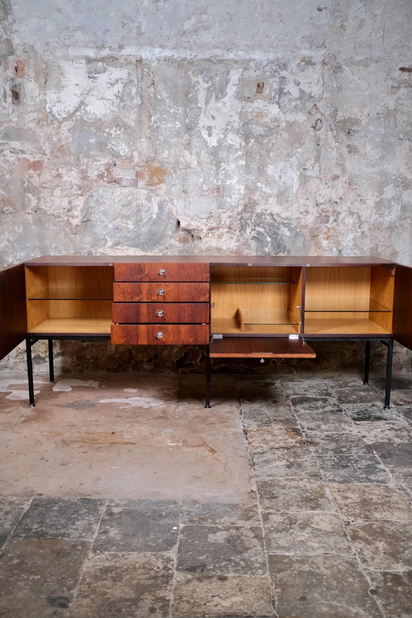 Langes Sideboard Modell 816 von Alain Richard für Meubles TV, Frankreich, 1960er Jahre (Moderne) im Angebot