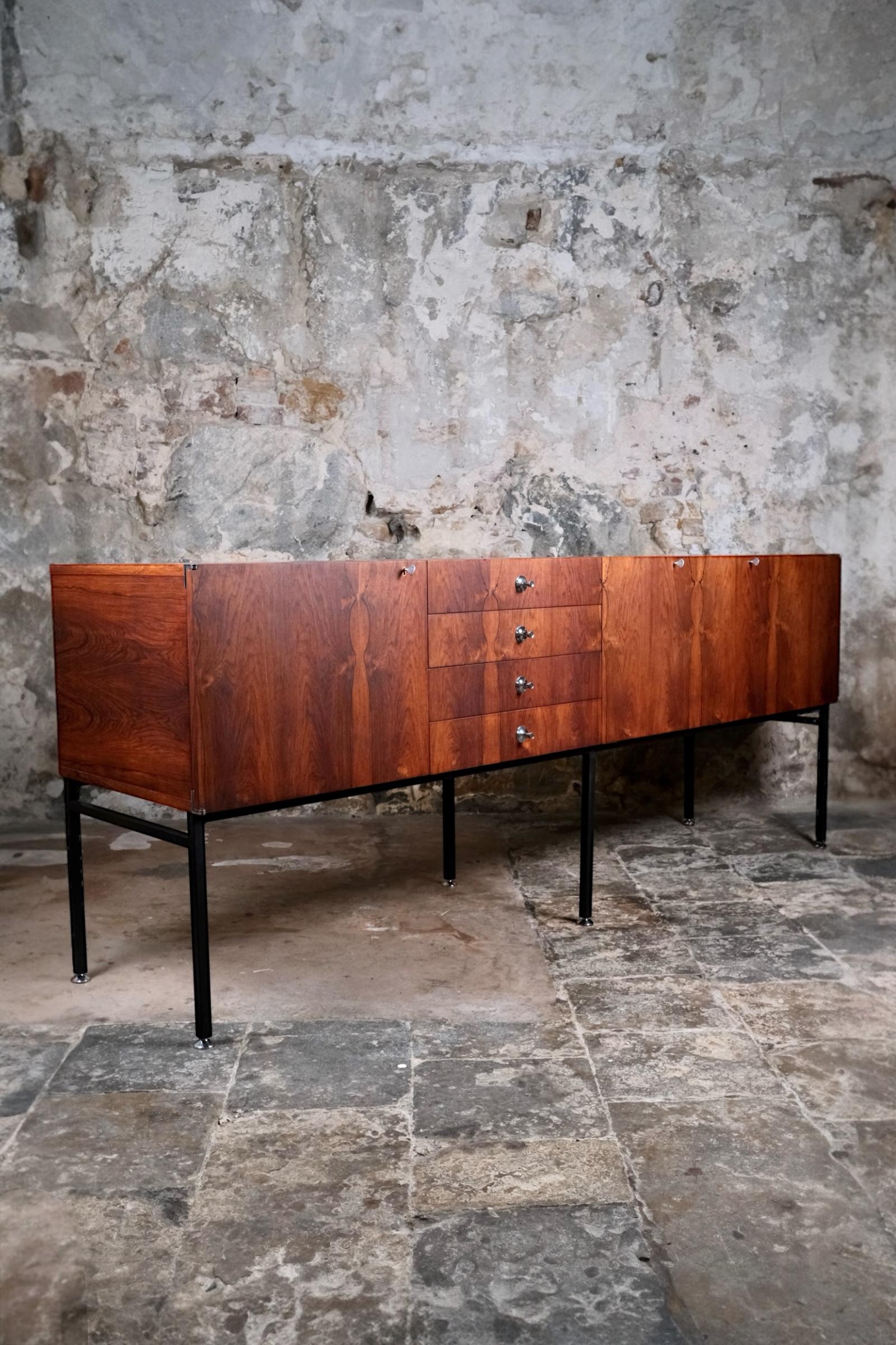Langes Sideboard Modell 816 von Alain Richard für Meubles TV, Frankreich, 1960er Jahre (Französisch) im Angebot