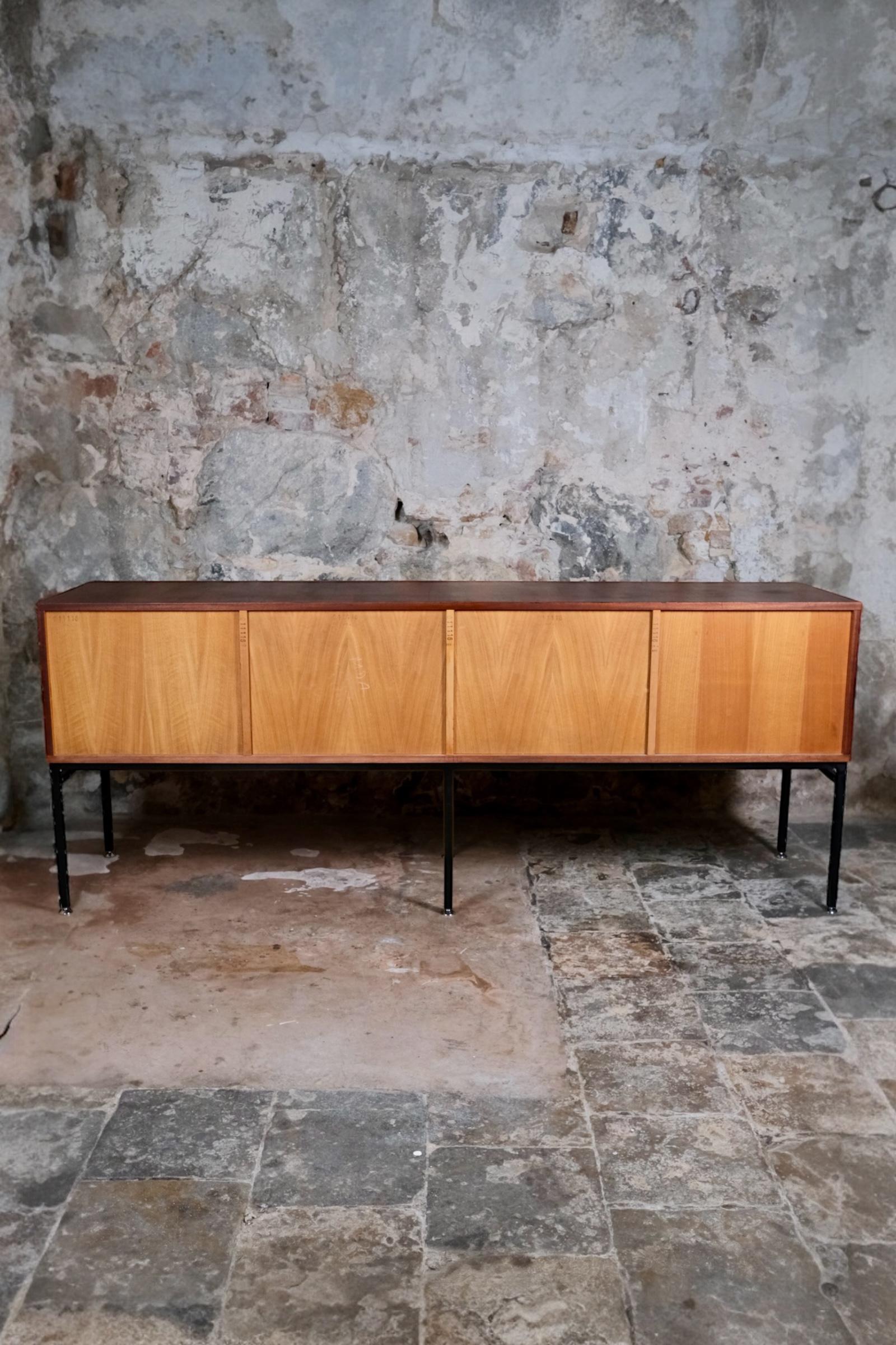 Langes Sideboard Modell 816 von Alain Richard für Meubles TV, Frankreich, 1960er Jahre im Zustand „Gut“ im Angebot in Lyon, FR