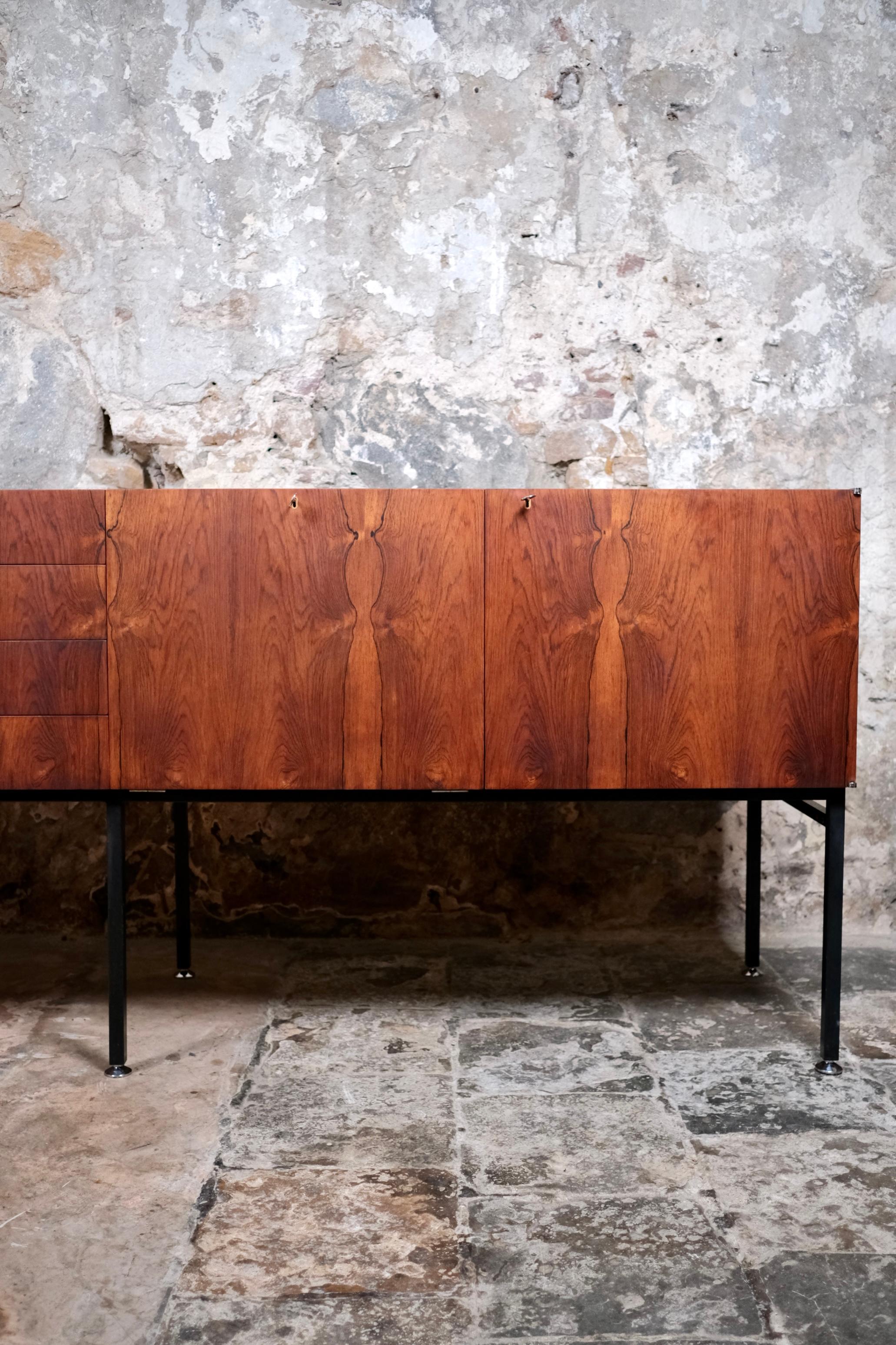 Langes Sideboard Modell 816 von Alain Richard für Meubles TV, Frankreich, 1960er Jahre (Mitte des 20. Jahrhunderts) im Angebot