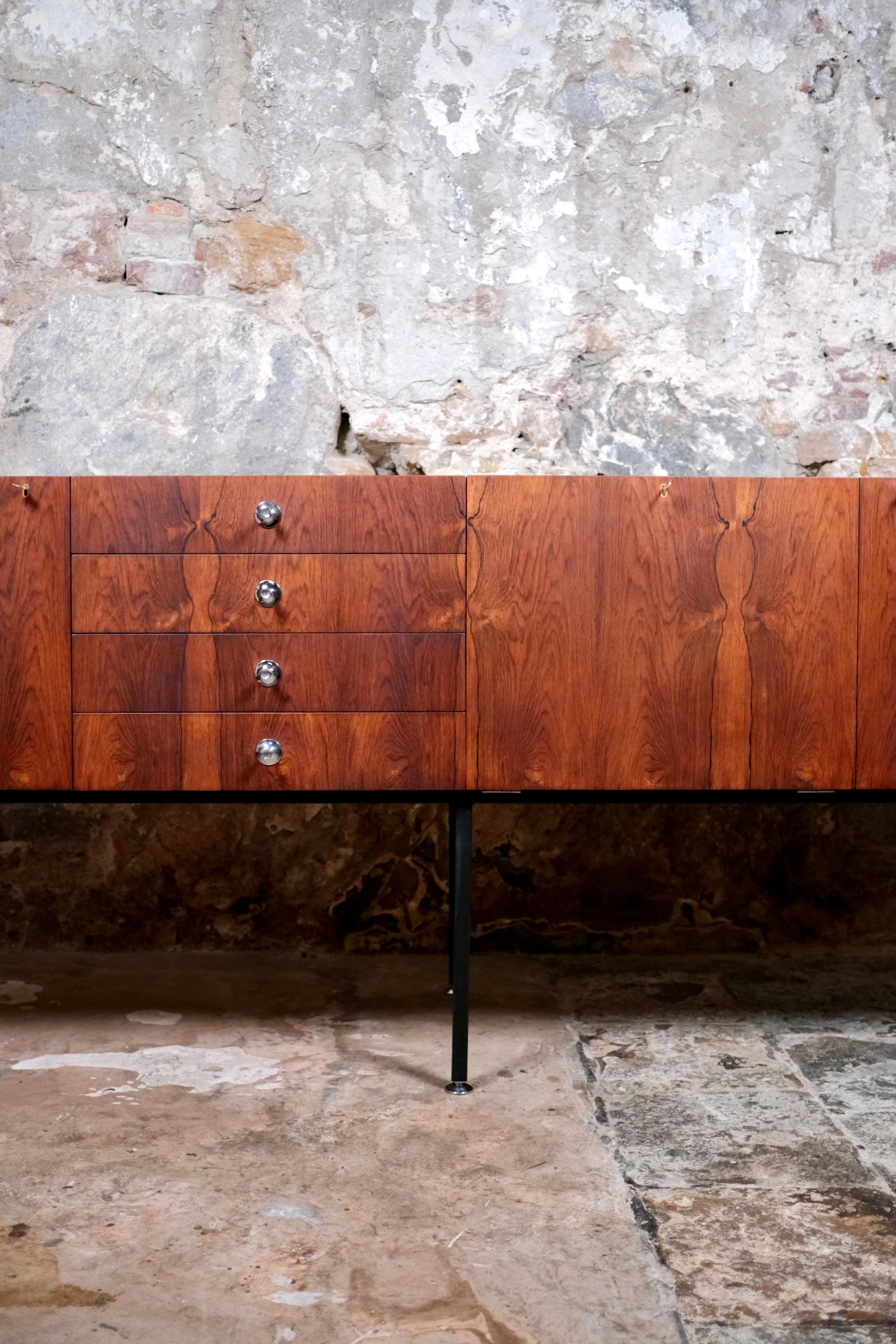 Langes Sideboard Modell 816 von Alain Richard für Meubles TV, Frankreich, 1960er Jahre (Glas) im Angebot