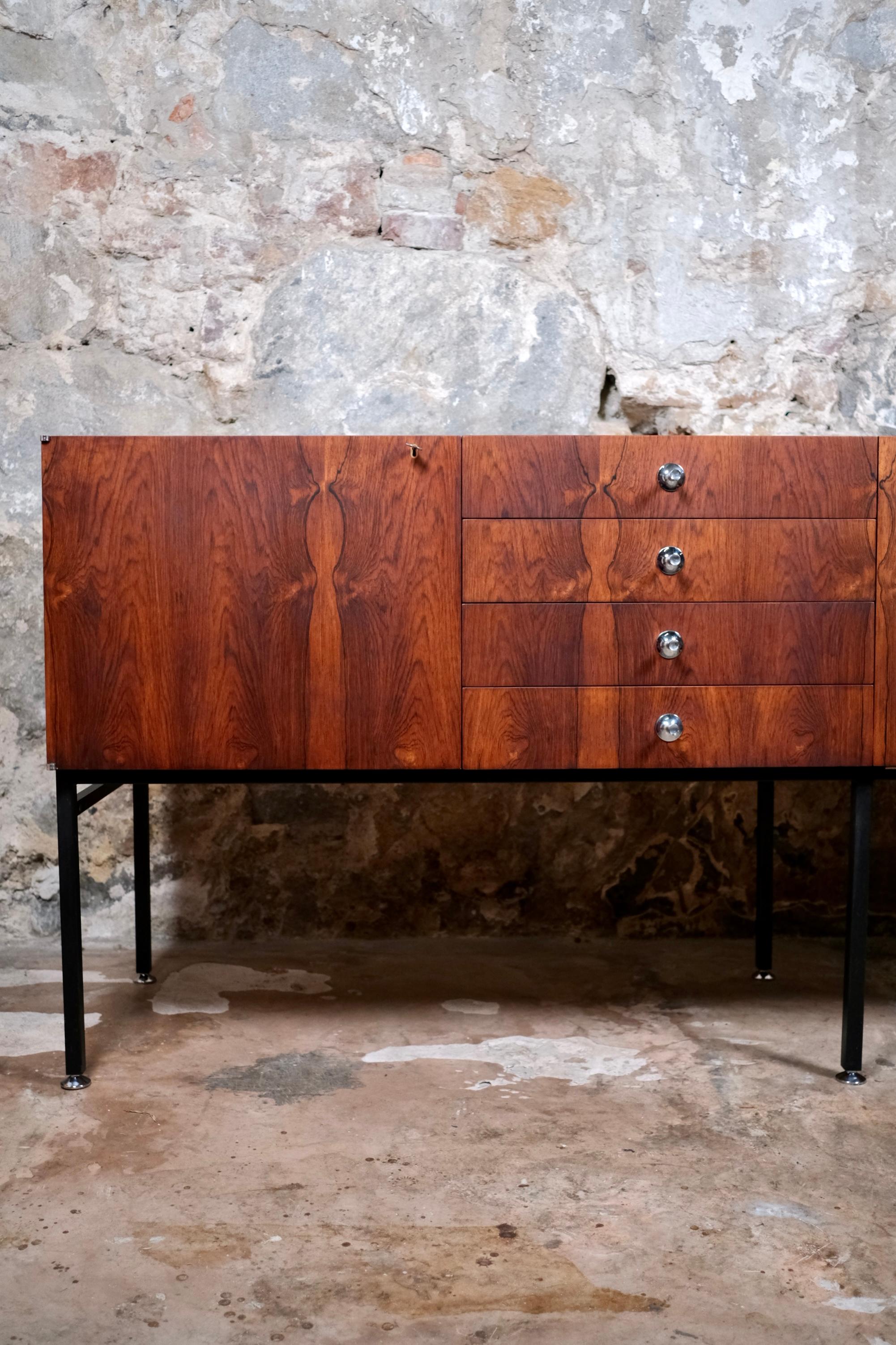 Langes Sideboard Modell 816 von Alain Richard für Meubles TV, Frankreich, 1960er Jahre im Angebot 1