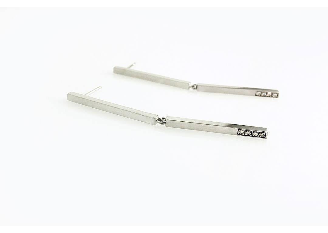 Lange silberne Bar-Tropfen-Ohrringe mit weißem Saphir Pavé (Carréschliff) im Angebot