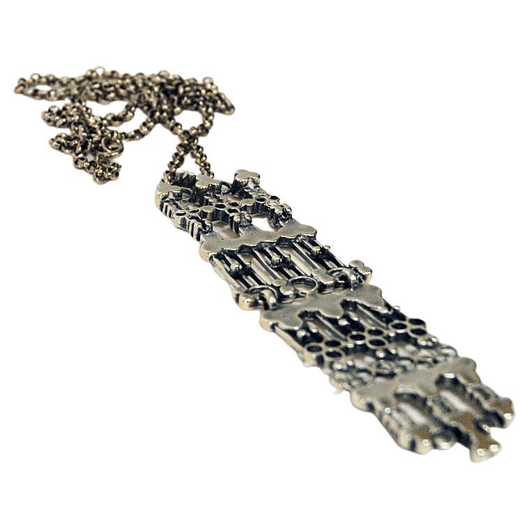Hübsche Silberkette von der Designerin Marianne Berg für Uni David-Andersen 1960er Jahre Norwegen. Dies ist ein zweiteiliger, längerer Anhänger mit von Wikingern inspirierten Mustern an einer langen Silberkette.  Ein hervorragendes Beispiel für den