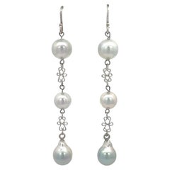 Orecchini pendenti con perle Akoya lunghe color blu-argento e maglie decorative in oro bianco 14 carati