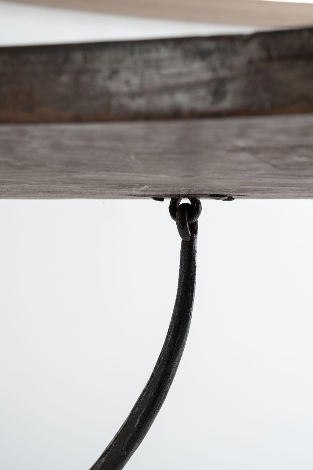 Longue table console italienne à plateau unique en noyer en vente 2