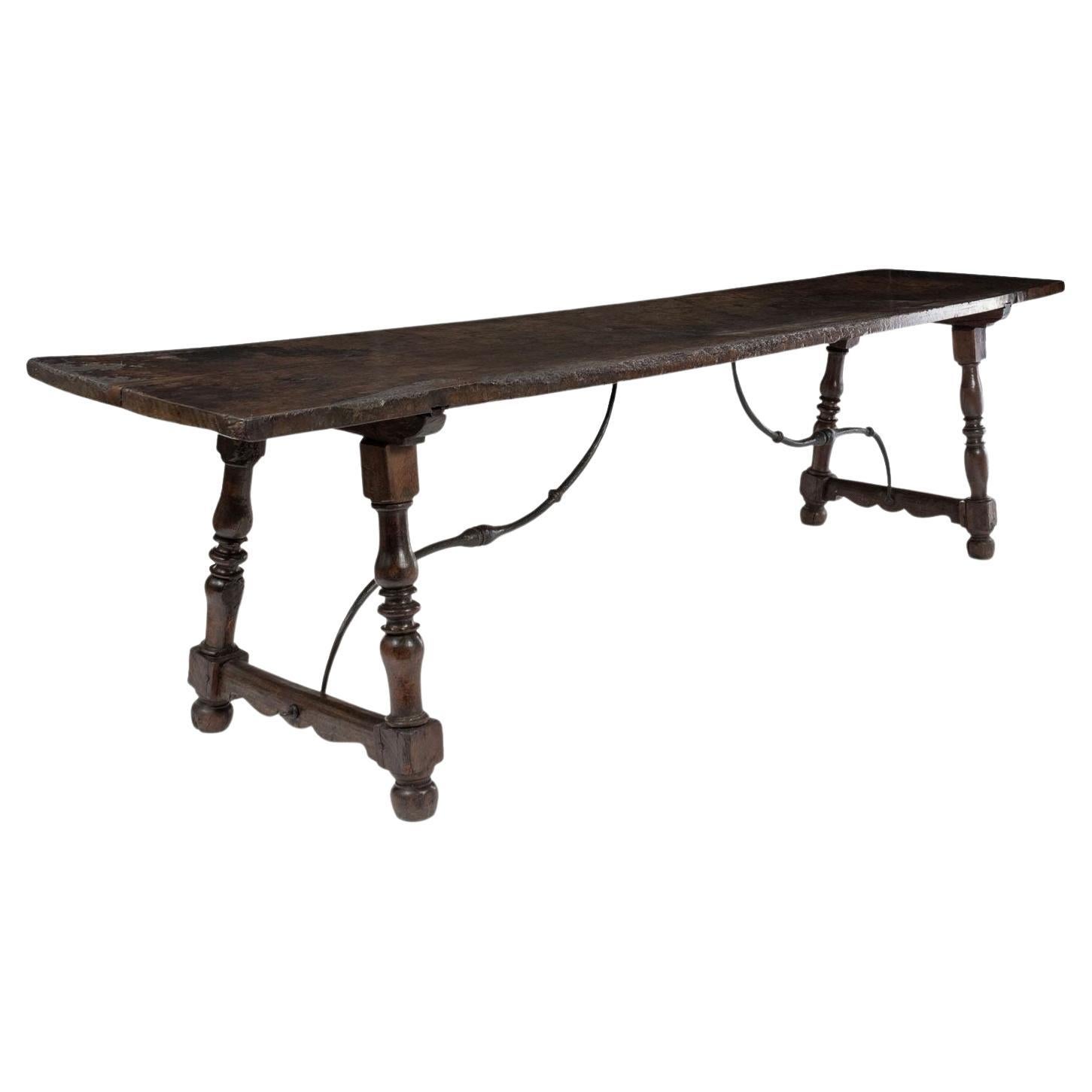 Longue table console italienne à plateau unique en noyer en vente