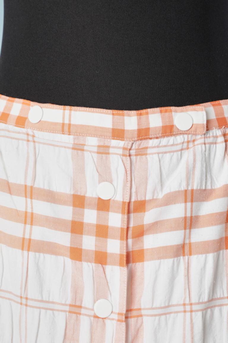 Long skirt in white and orange check patten and one ruffle.
Lining un til the ruffle.Snap in the middle front.
Size M ( 