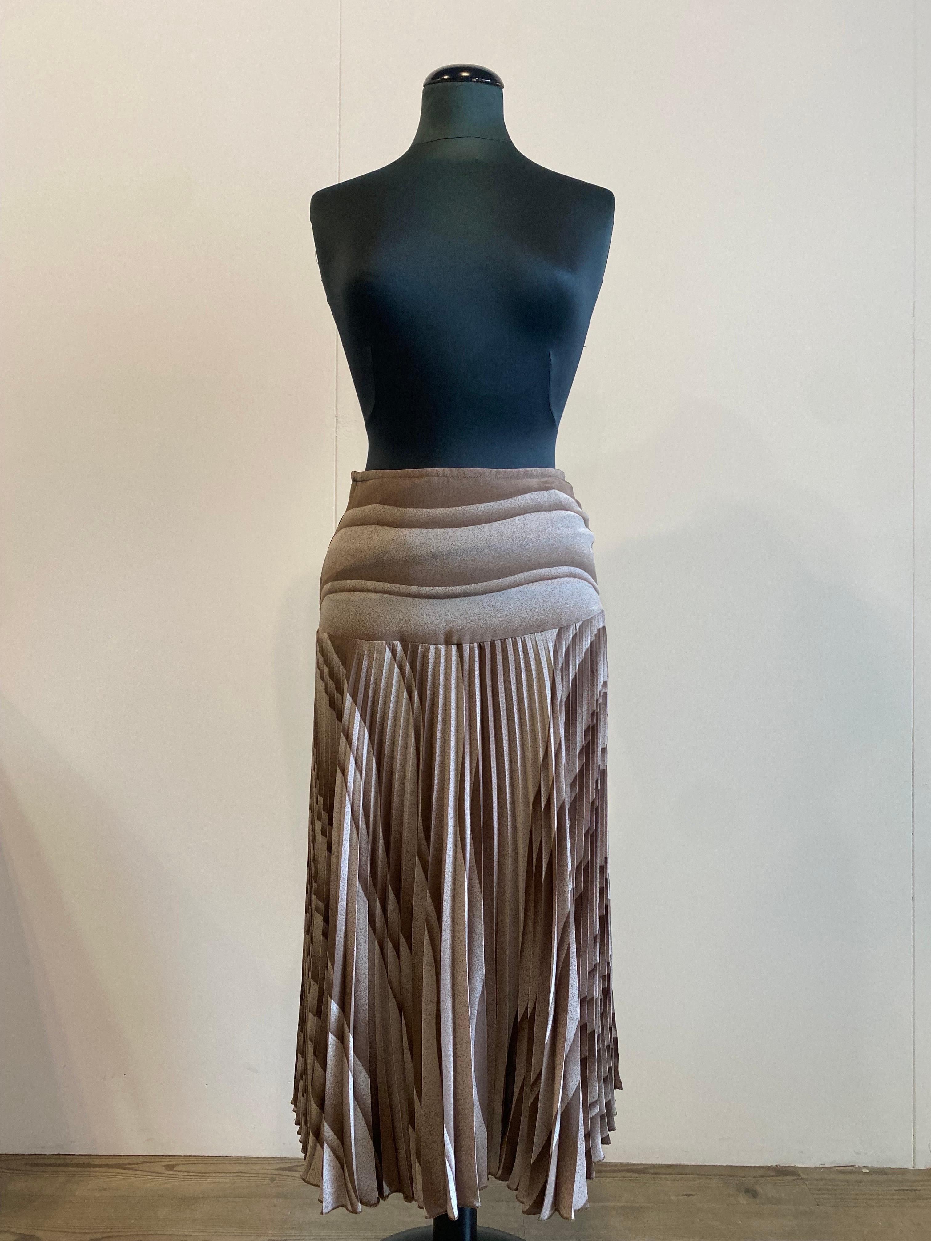 Valentino Boutique skirt
Pattern in beige-brown tones.
Pleated silk skirt, composition label no longer present.
Size not listed, label missing.
Waist 35
Length 78
hips 45