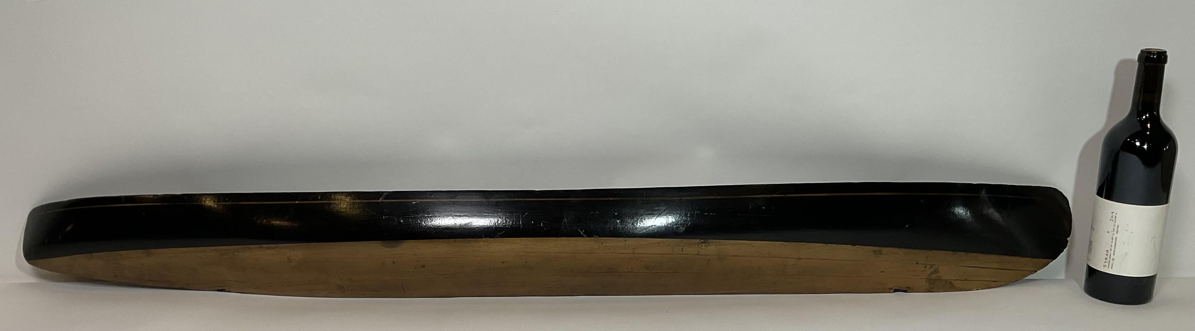 Demi-modèle ancien d'un yacht à moteur long et élégant. Coque stratifiée avec six élévateurs. Peint en noir sur fond d'or avec une bande de couverture dorée.

Poids :    9 lbs.
Dimensions globales :    5