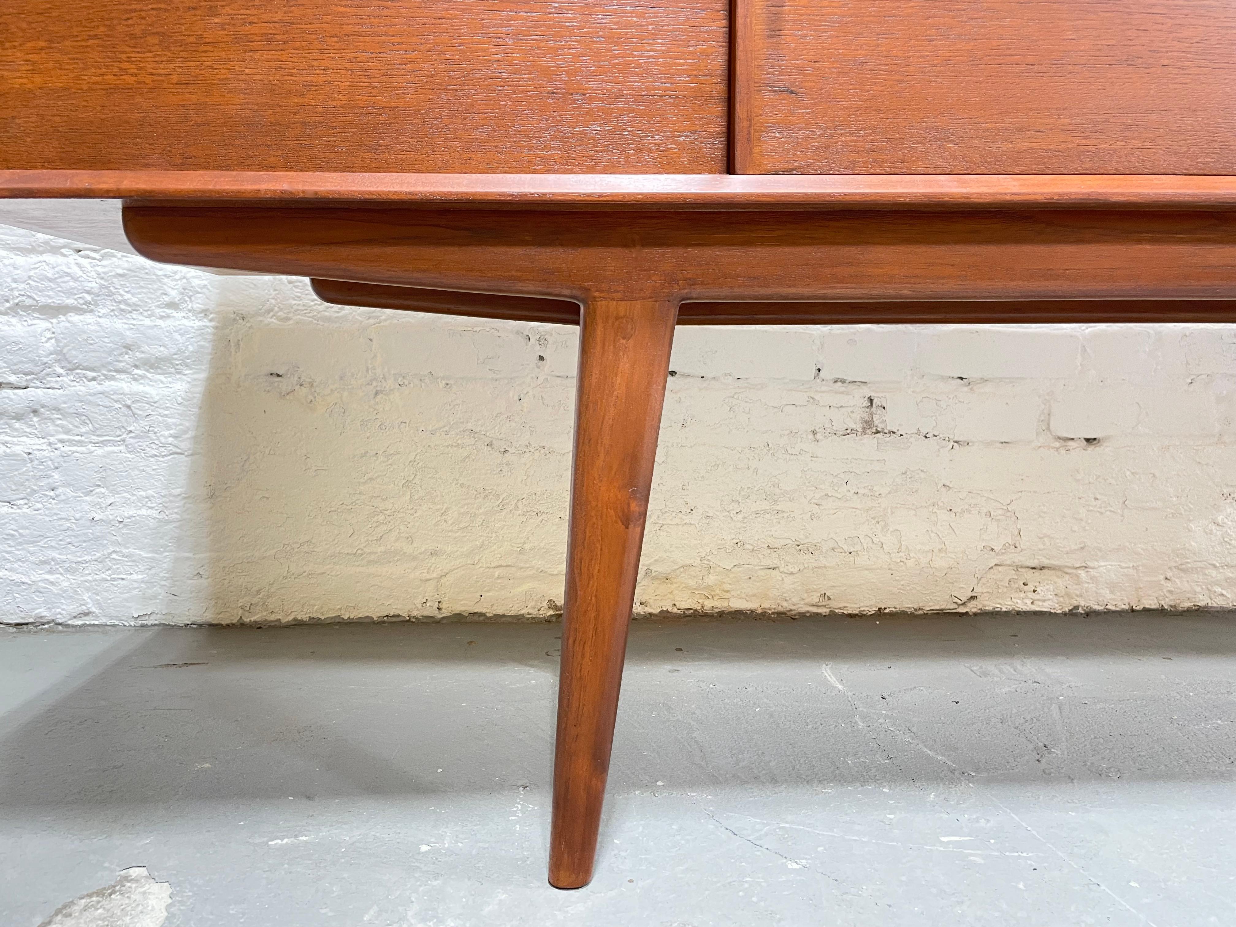 Soporte multimedia CREDENZA de estilo MODERNO DE MEDIO SIGLO HECHO A MANO, LARGO Y ELEGIDO en venta 1