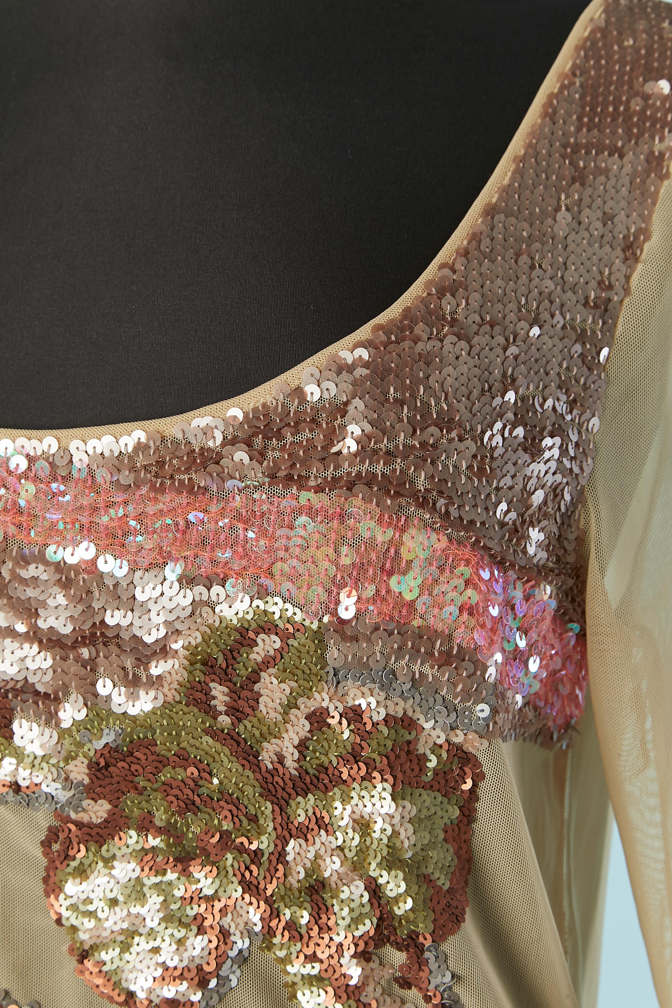Top transparent à manches longues, orné de paillettes. Composition du tissu : 92% nylon, 8% stretch. Côtes sur le bas et le bord des manches Composition : 92% coton, 8% stretch
TAILLE L