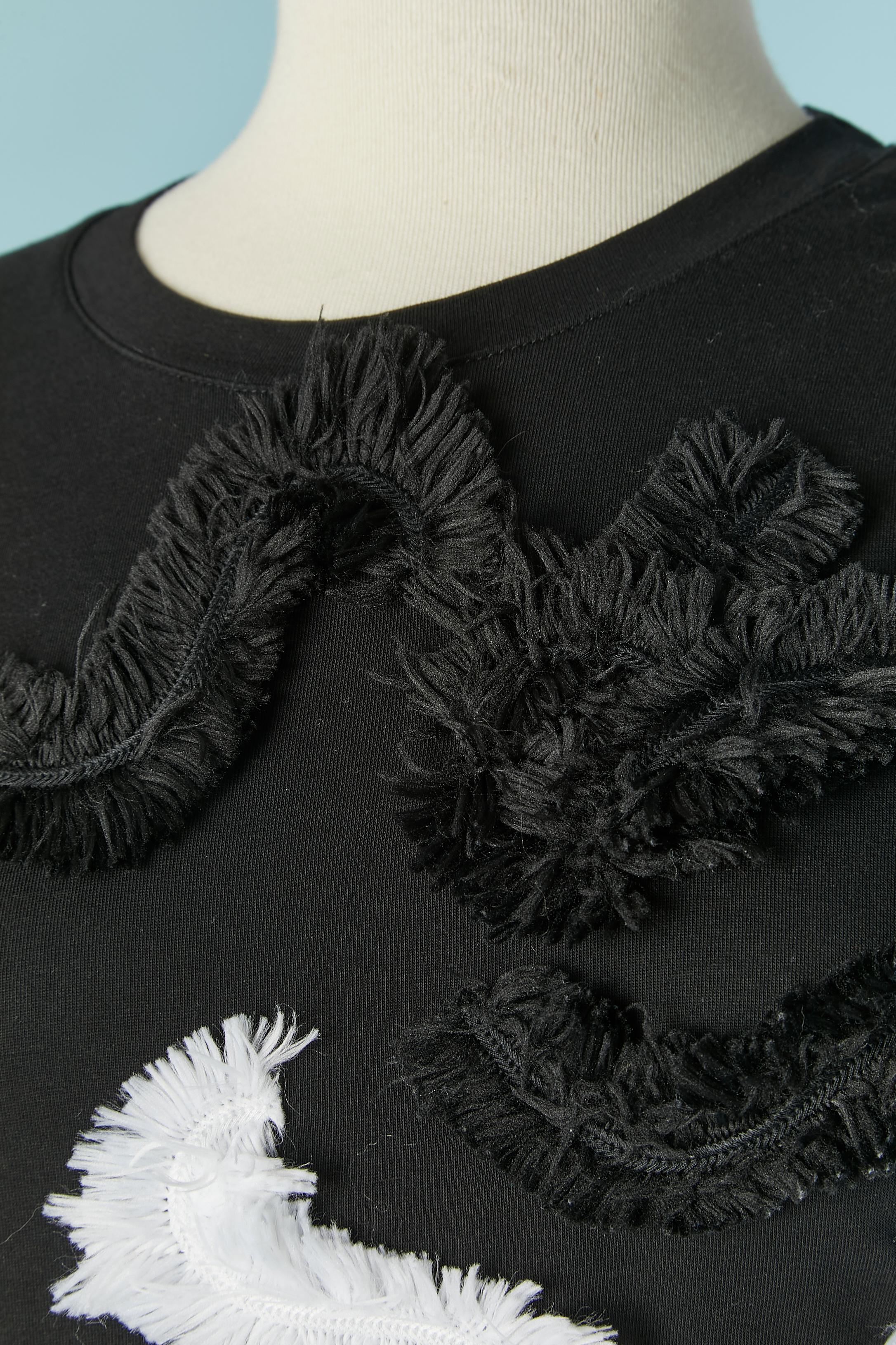 Long sleeve cotton tee-shirt with black and white threads fringes appliqué ( 100% polyester) 
SIZE on tag XS but fit S 